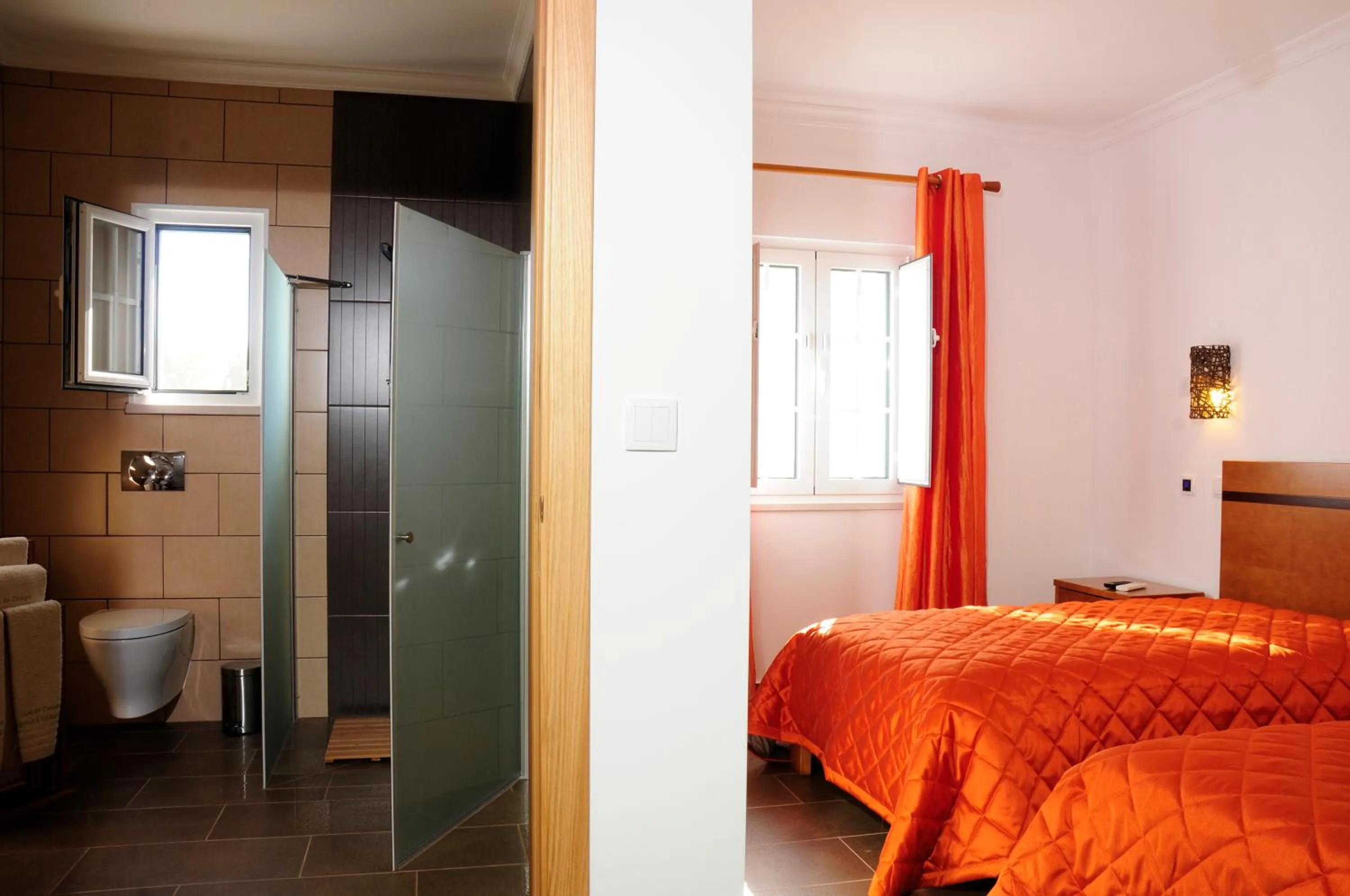 Twin Room with Private Bathroom - single occupancy in Corvos e Cadavais