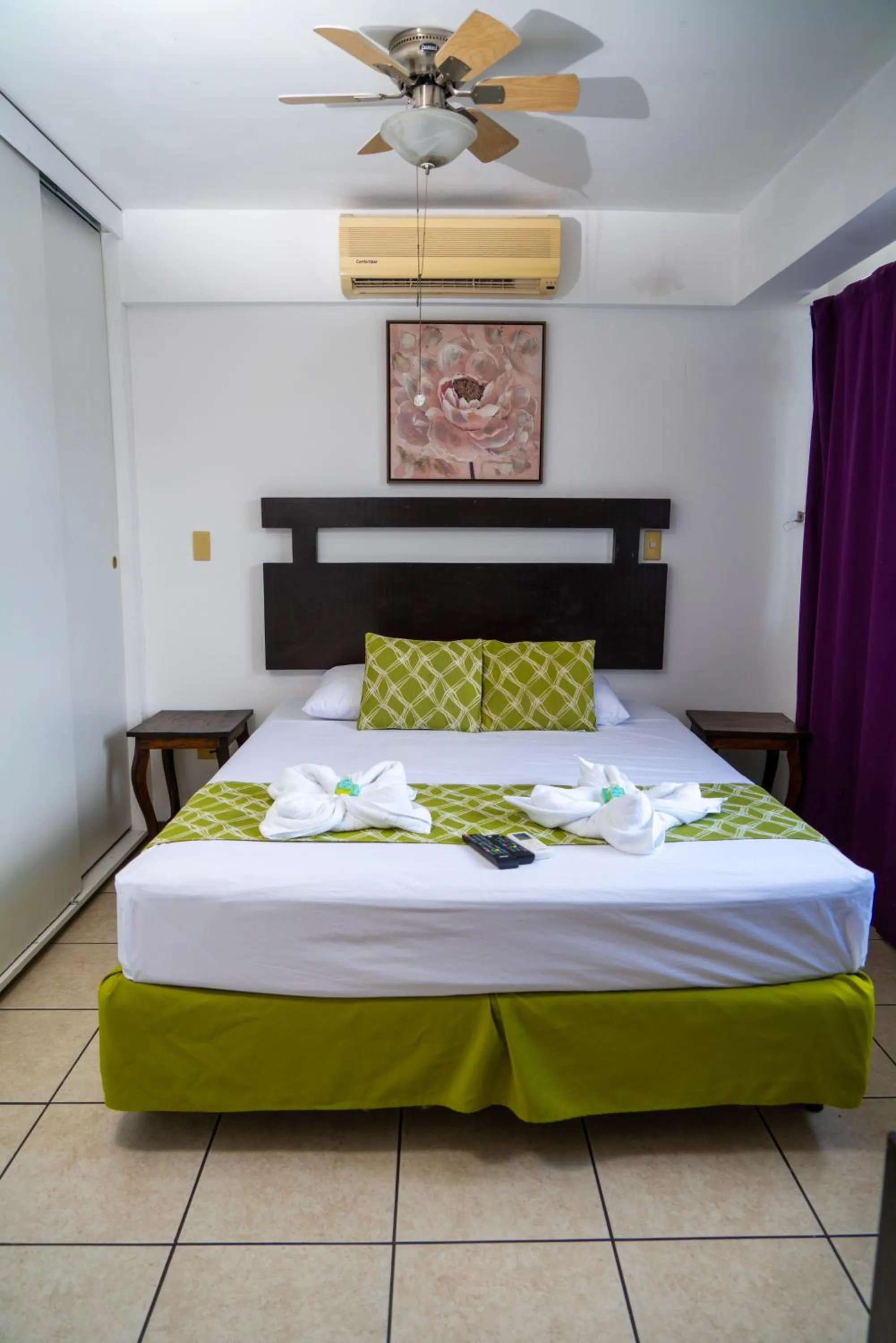 Bedroom, Bed in Suites & Apartments San Benito - Zona Rosa