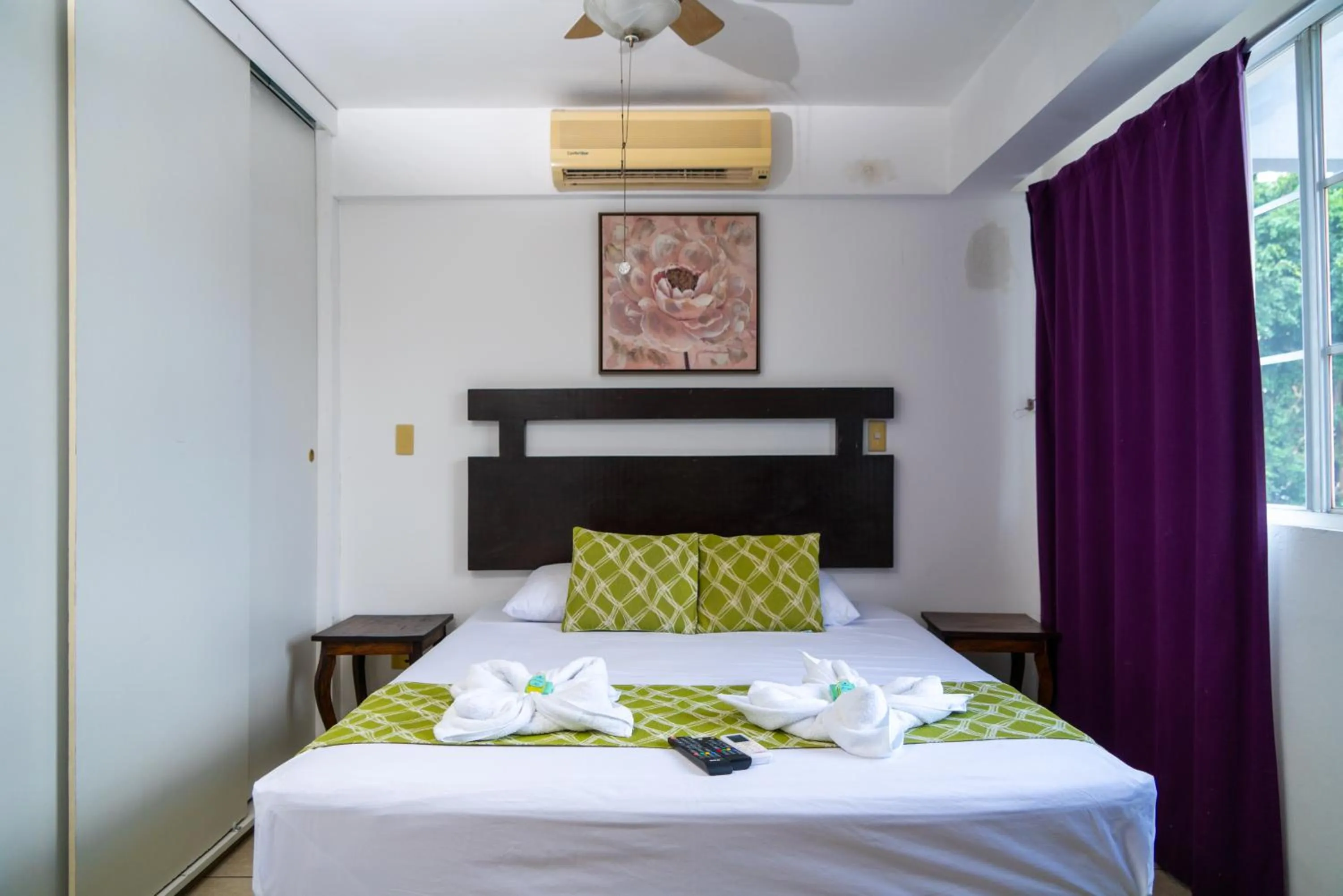 Bedroom, Bed in Suites & Apartments San Benito - Zona Rosa