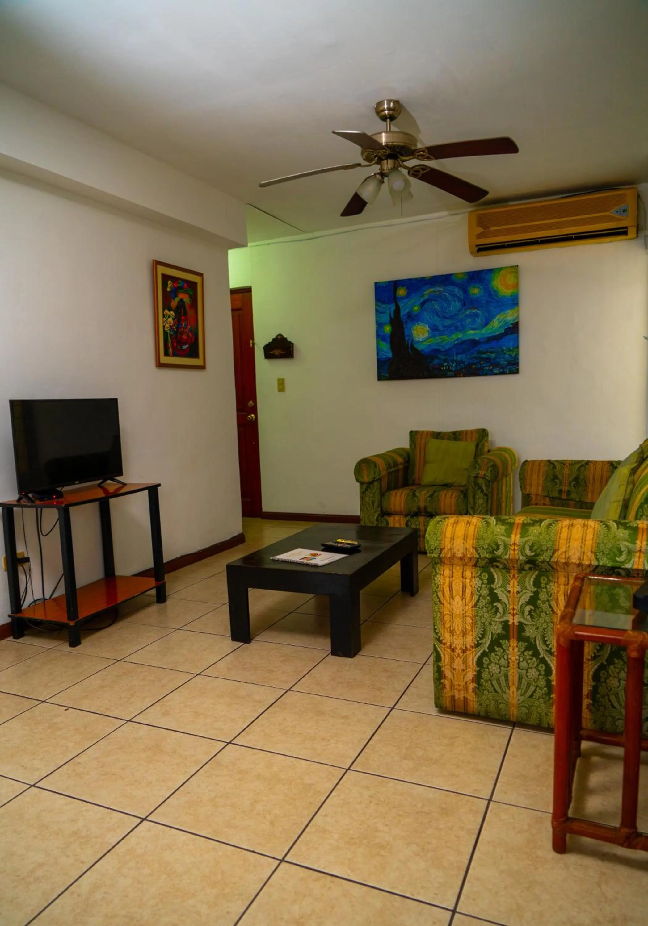 Communal lounge/ TV room in Suites & Apartments San Benito - Zona Rosa