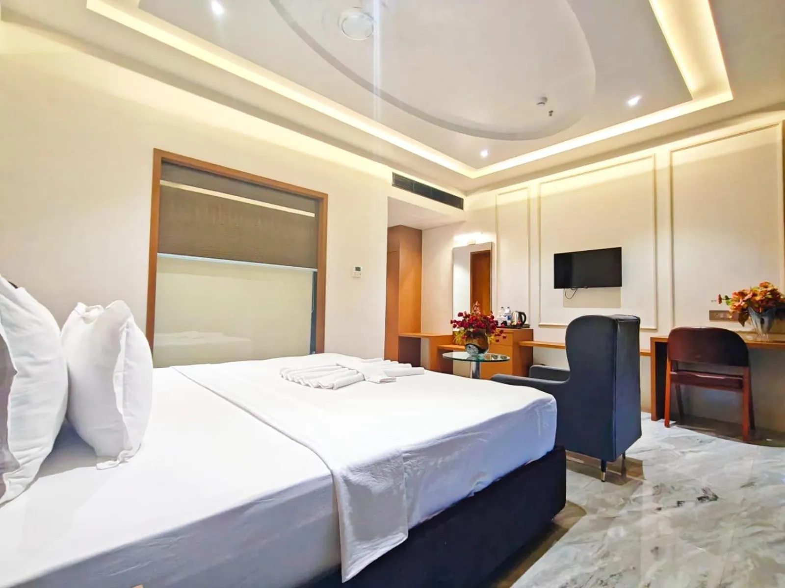 Bedroom, Bed in The S Crown Somnath