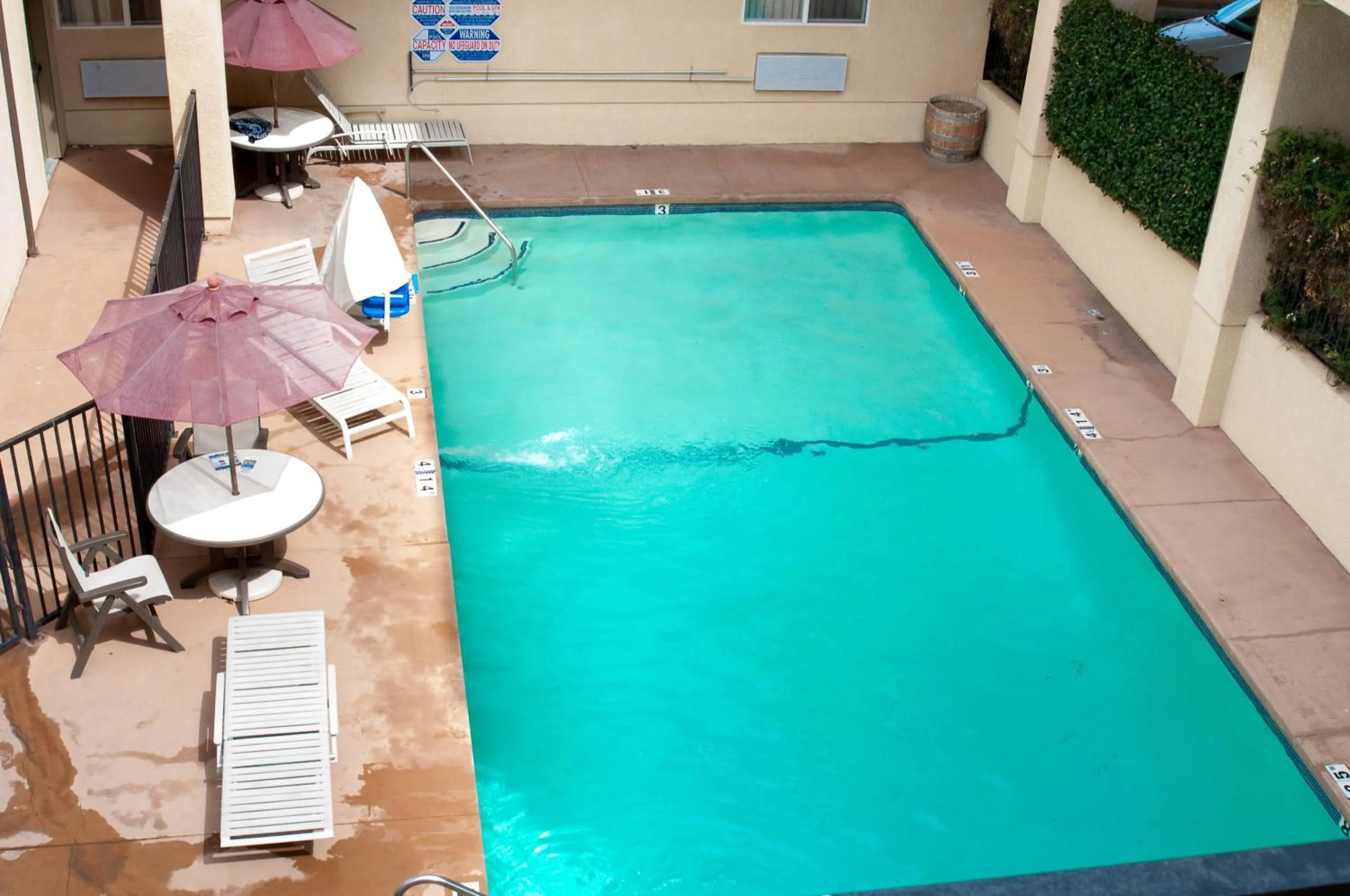 Swimming pool in Lamplighter Inn & Suites