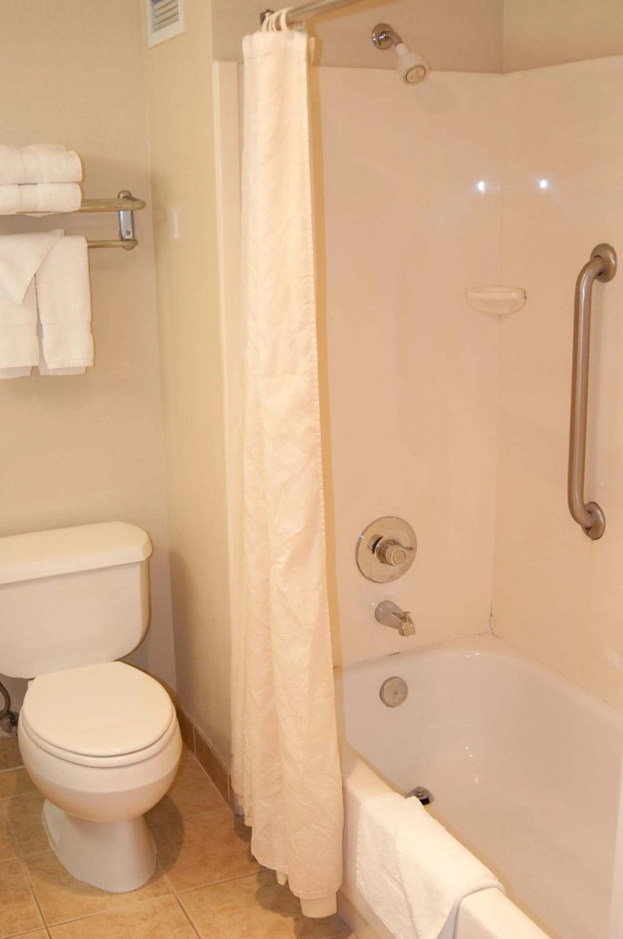 Shower in Lamplighter Inn & Suites