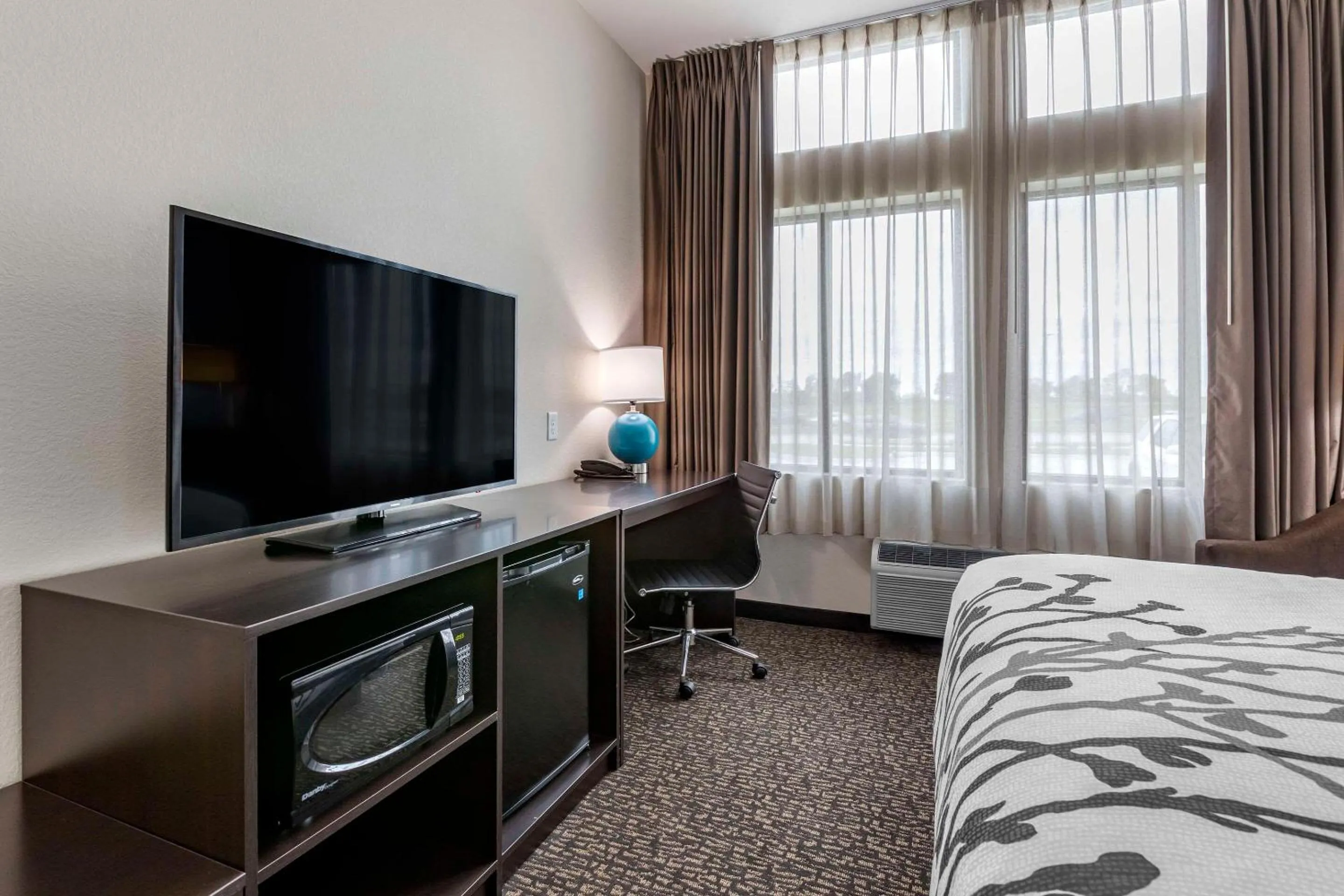 Bedroom, Bed in Sleep Inn & Suites Milwaukee-Franklin