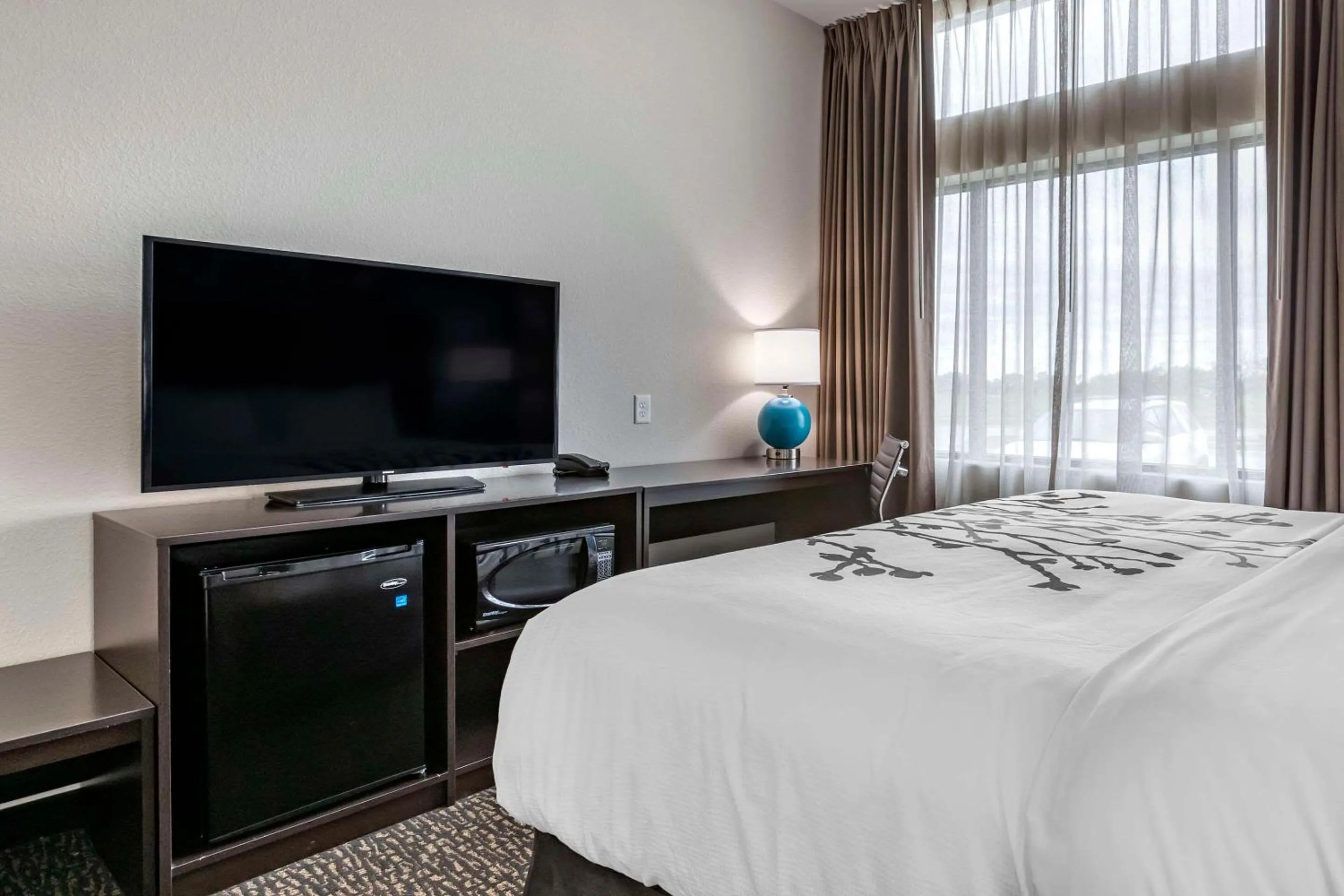 Bedroom, Bed in Sleep Inn & Suites Milwaukee-Franklin