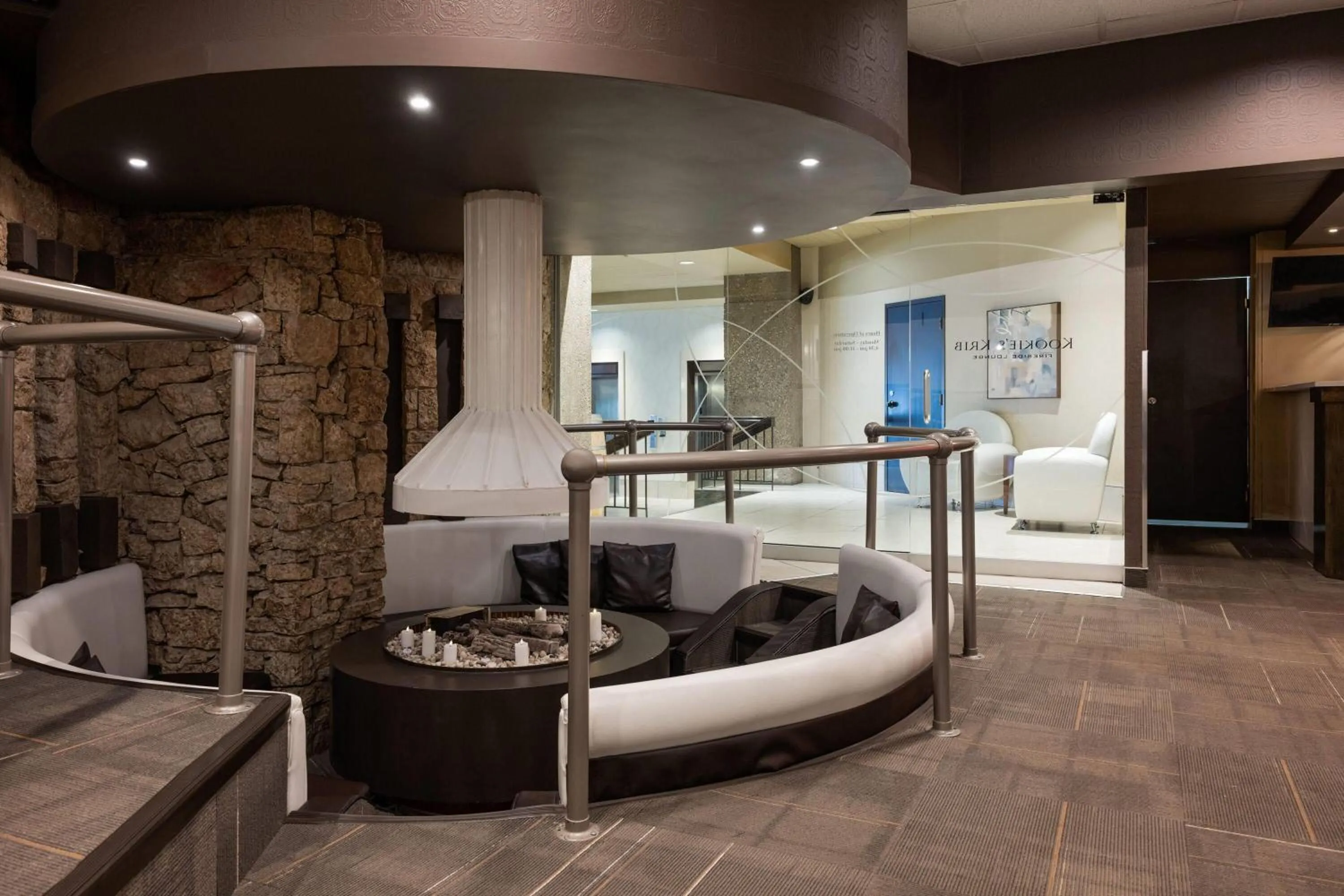 Lounge or bar in Ramada Plaza by Wyndham Regina Downtown