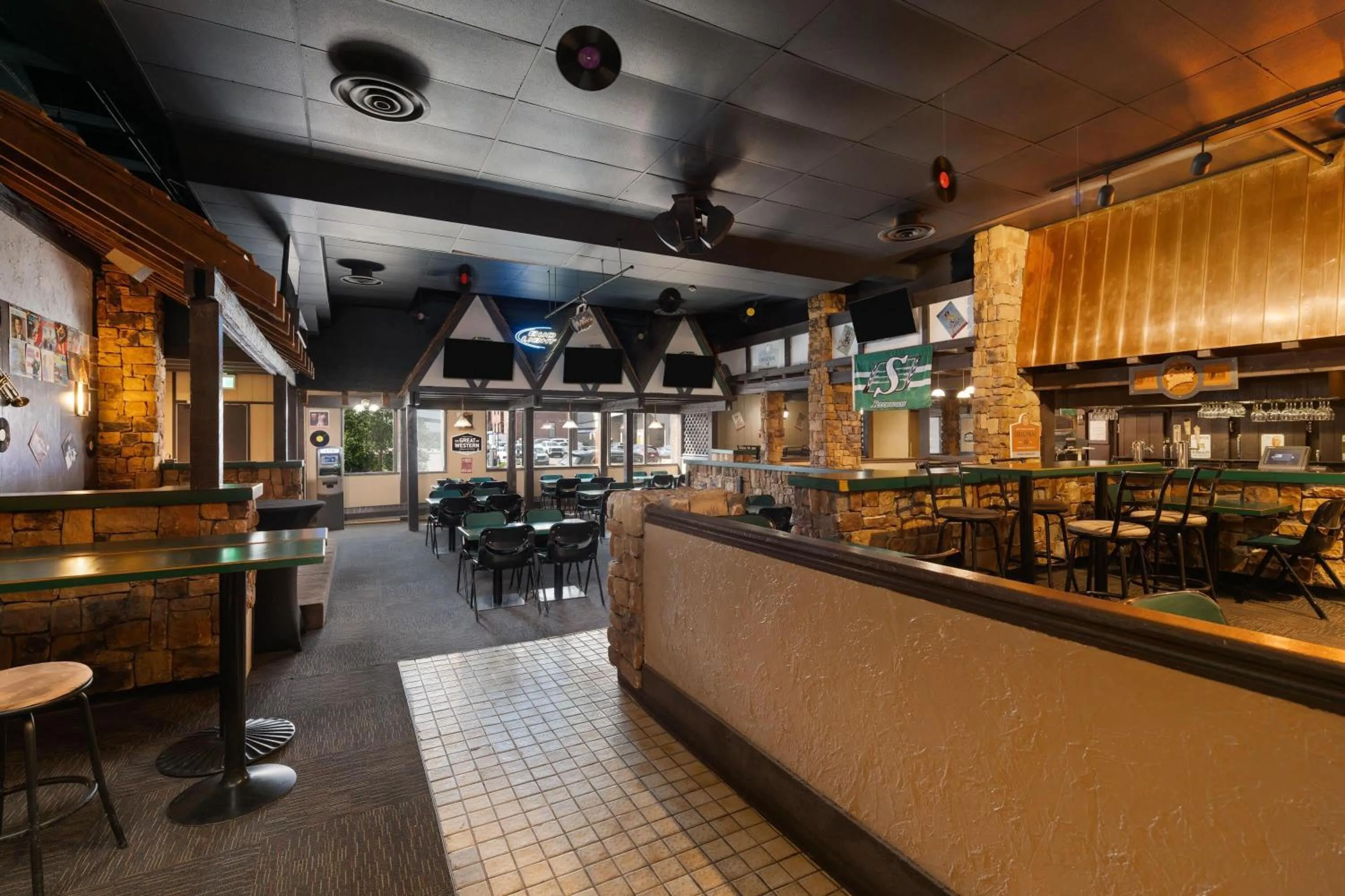 Lounge or bar in Ramada Plaza by Wyndham Regina Downtown