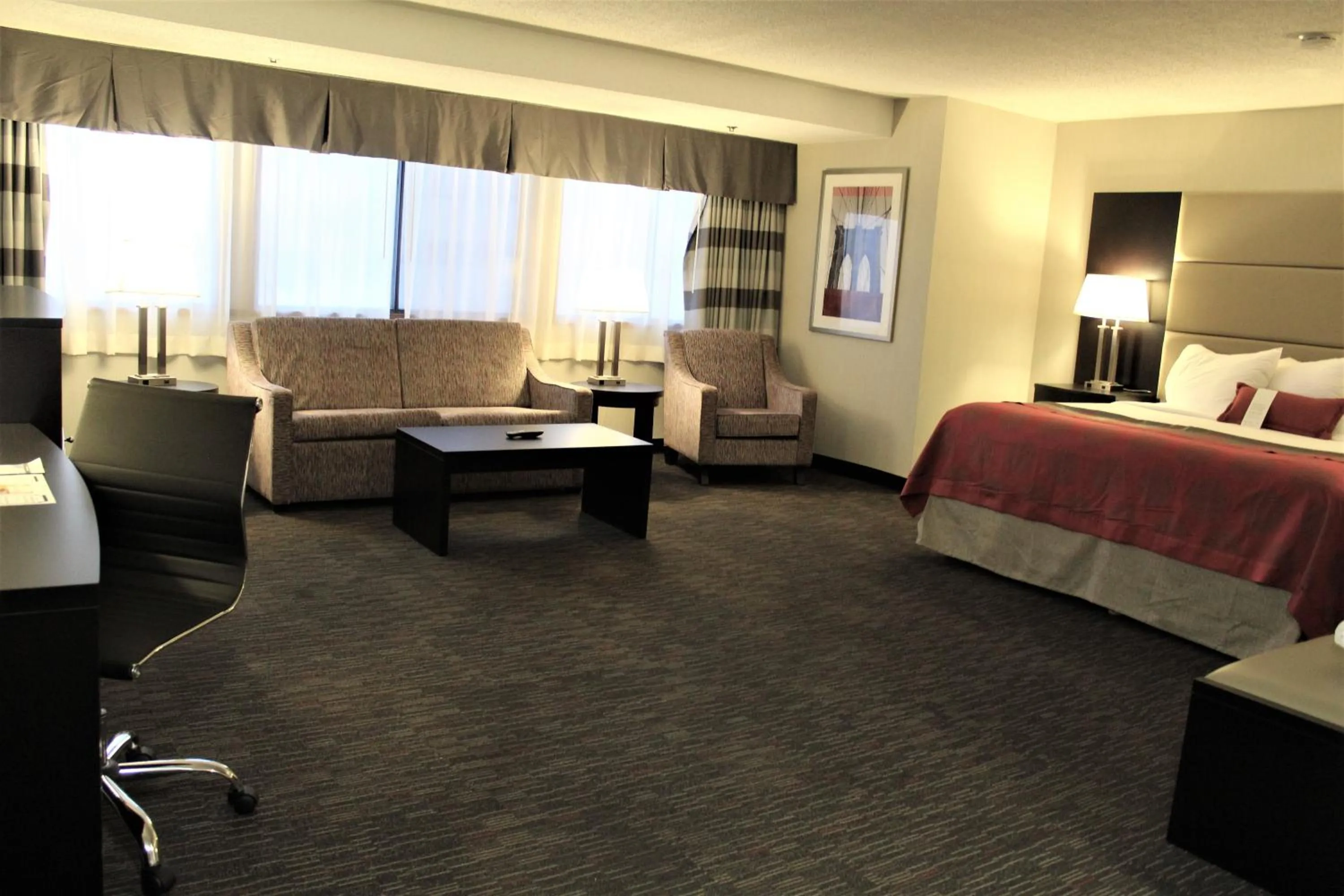 Living room, Bed in Ramada Plaza by Wyndham Regina Downtown
