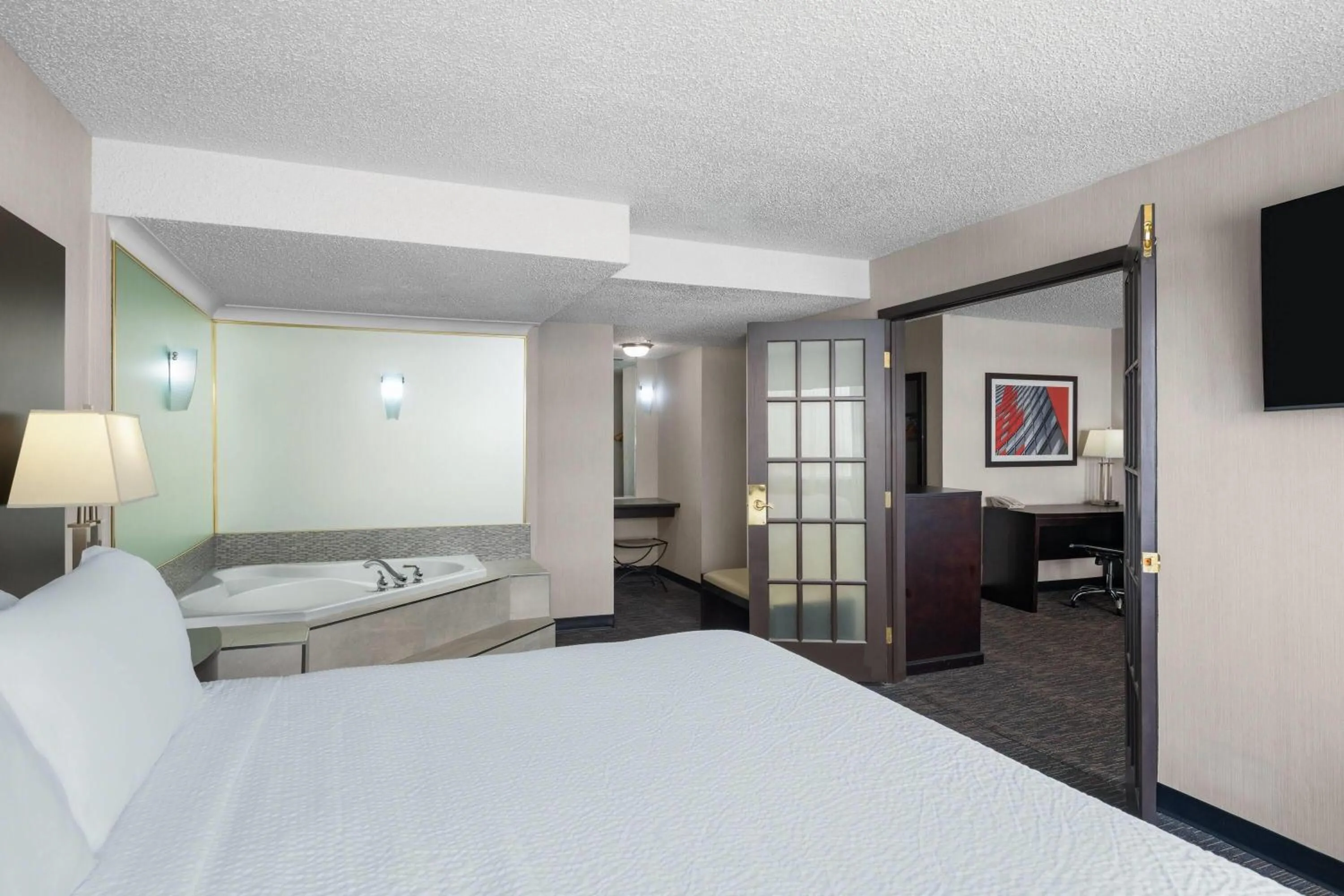 Bath, Bed in Ramada Plaza by Wyndham Regina Downtown