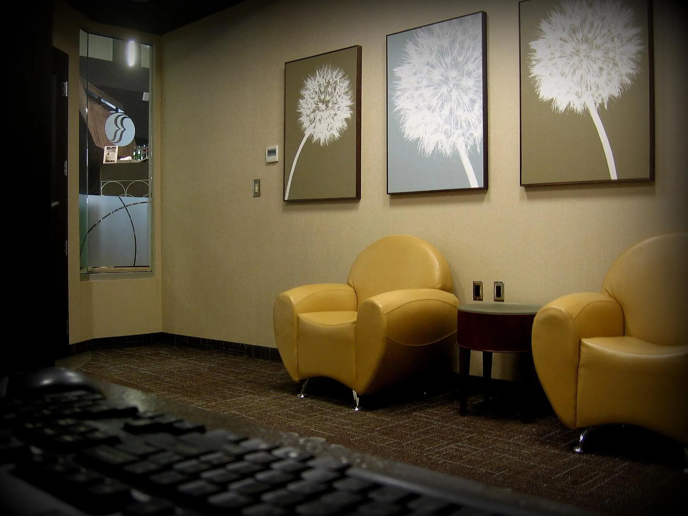 Seating area in Ramada Plaza by Wyndham Regina Downtown