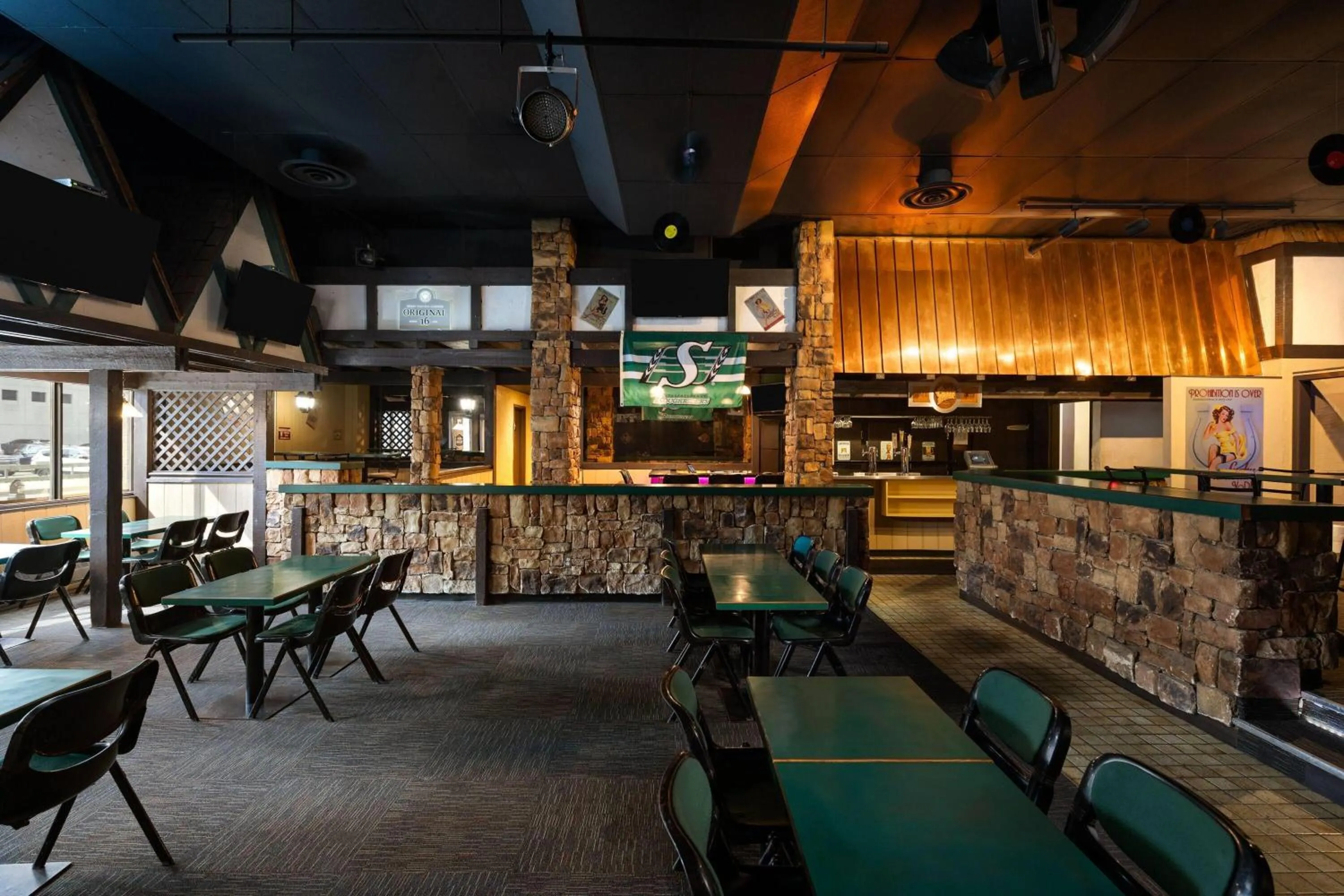 Lounge or bar in Ramada Plaza by Wyndham Regina Downtown