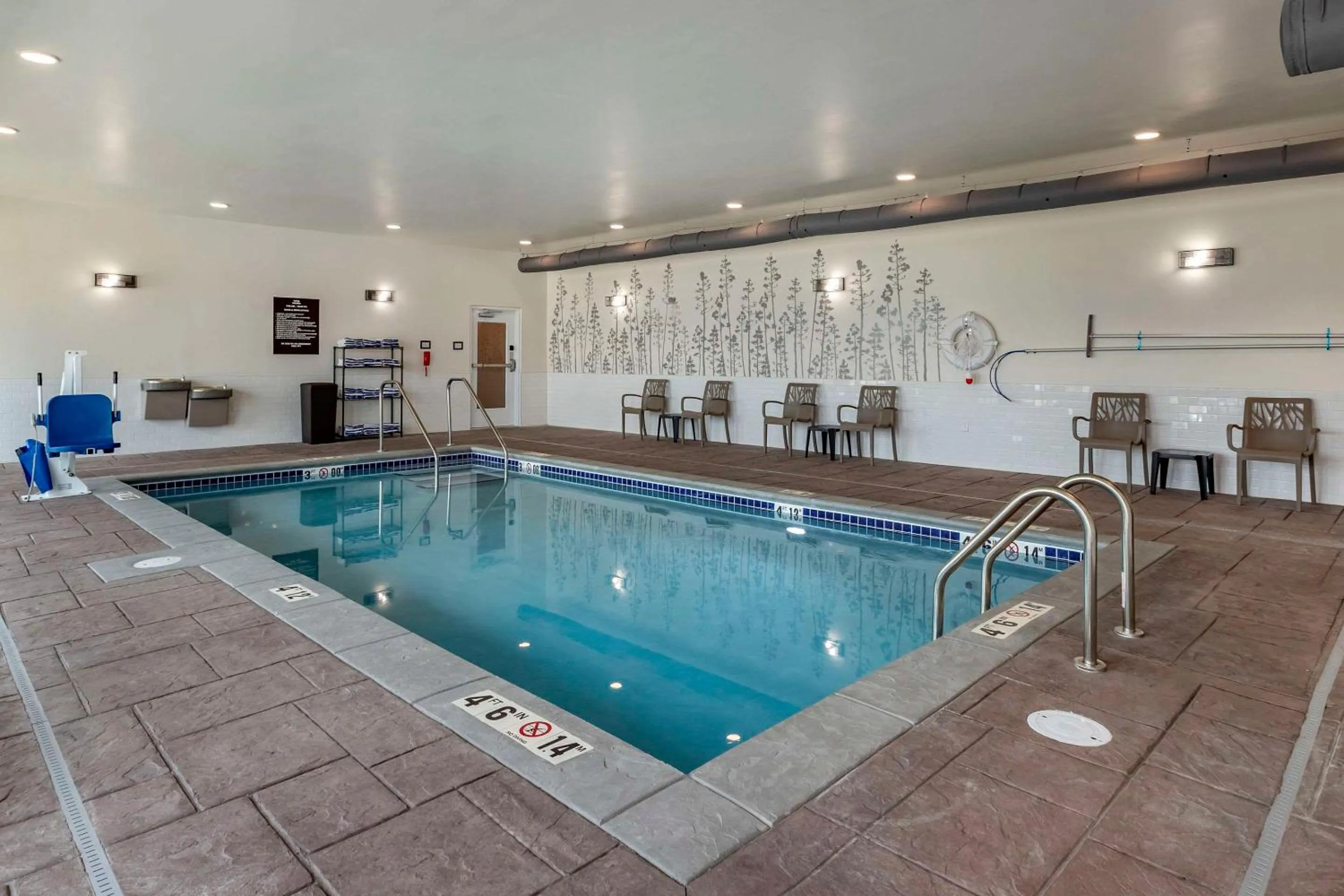 Swimming pool in MainStay Suites Milwaukee-Franklin