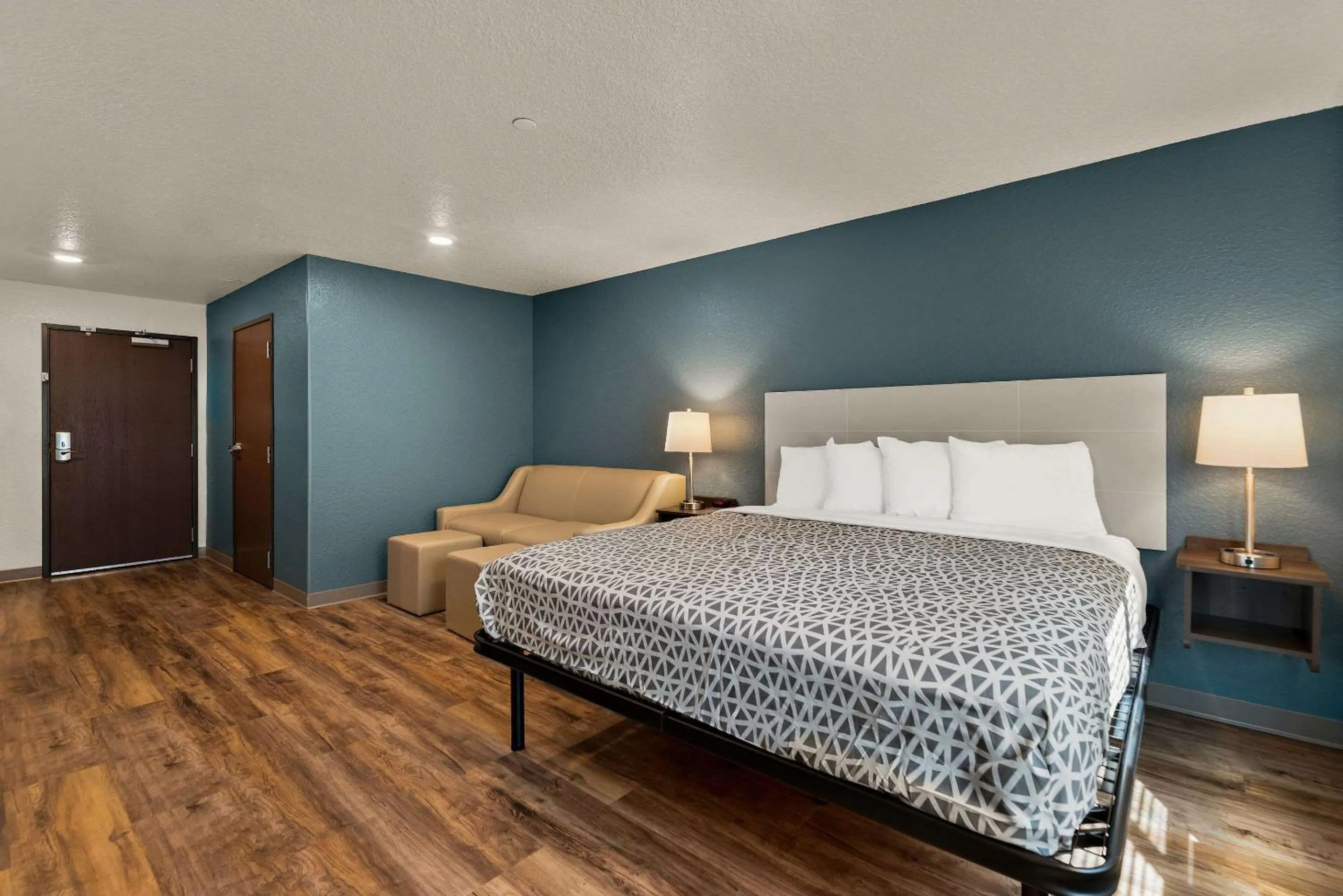 Bedroom, Bed in WoodSpring Suites Port Orange - Daytona Beach