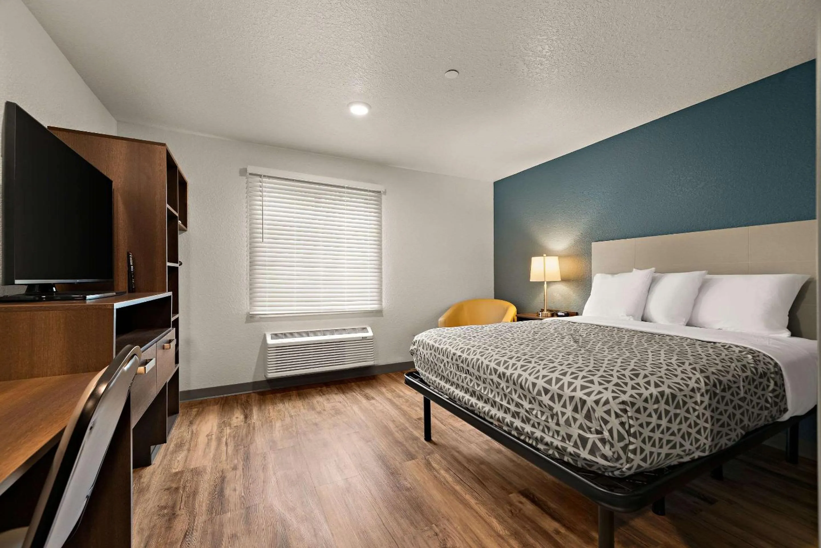Bedroom, Bed in WoodSpring Suites Port Orange - Daytona Beach