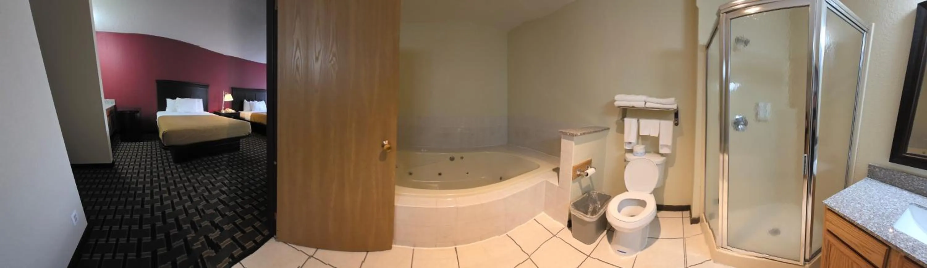 Bed in Econo Lodge Inn & Suites Wisconsin Dells