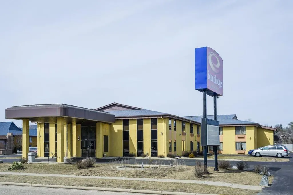 Property building in Econo Lodge Inn & Suites Wisconsin Dells
