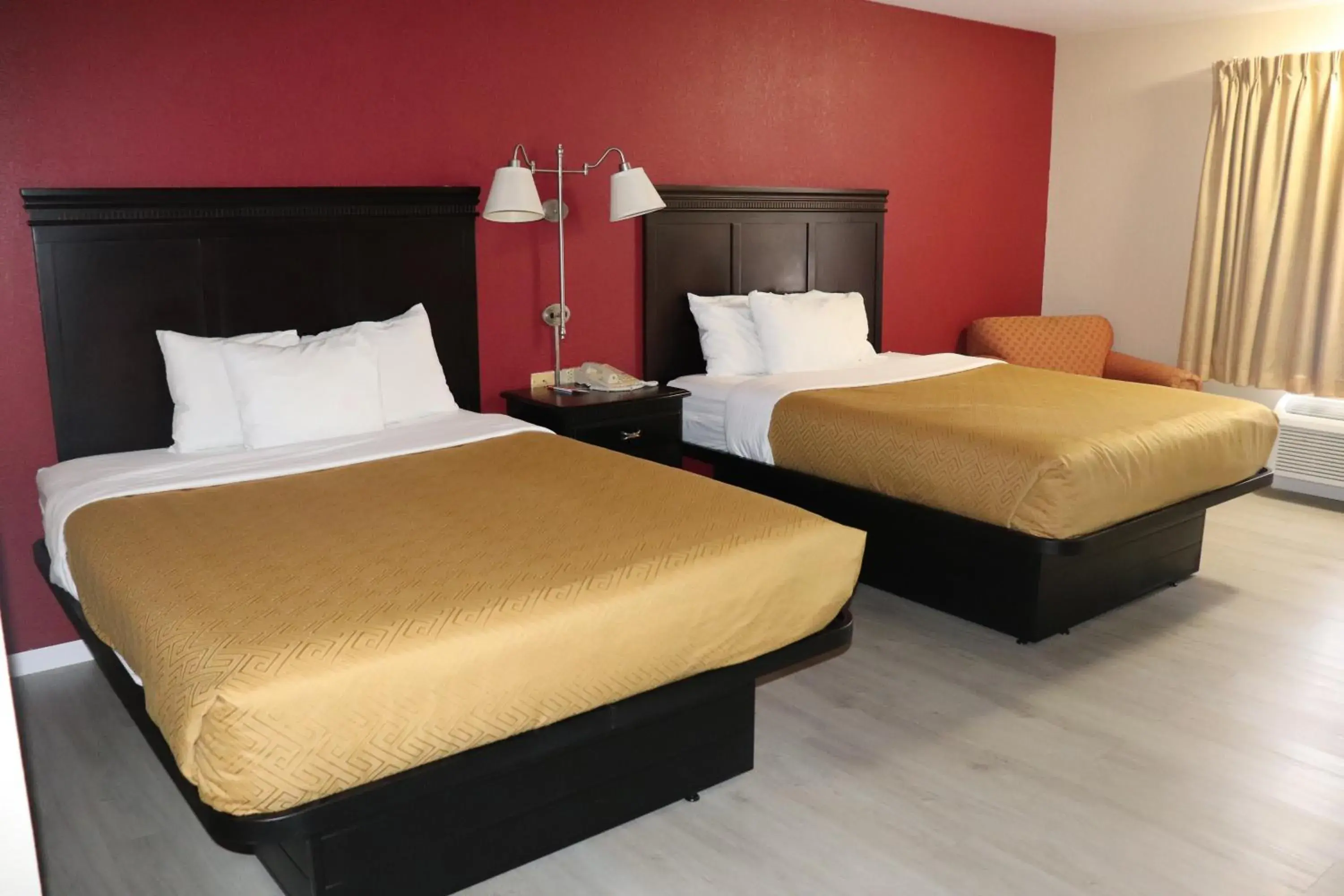 Queen Room with Two Queen Beds - Accessible/Non-Smoking in Econo Lodge Inn & Suites Wisconsin Dells Queen Room with Two Queen Beds - Accessible/Non-Smoking in Econo Lodge Inn & Suites Wisconsin Dells