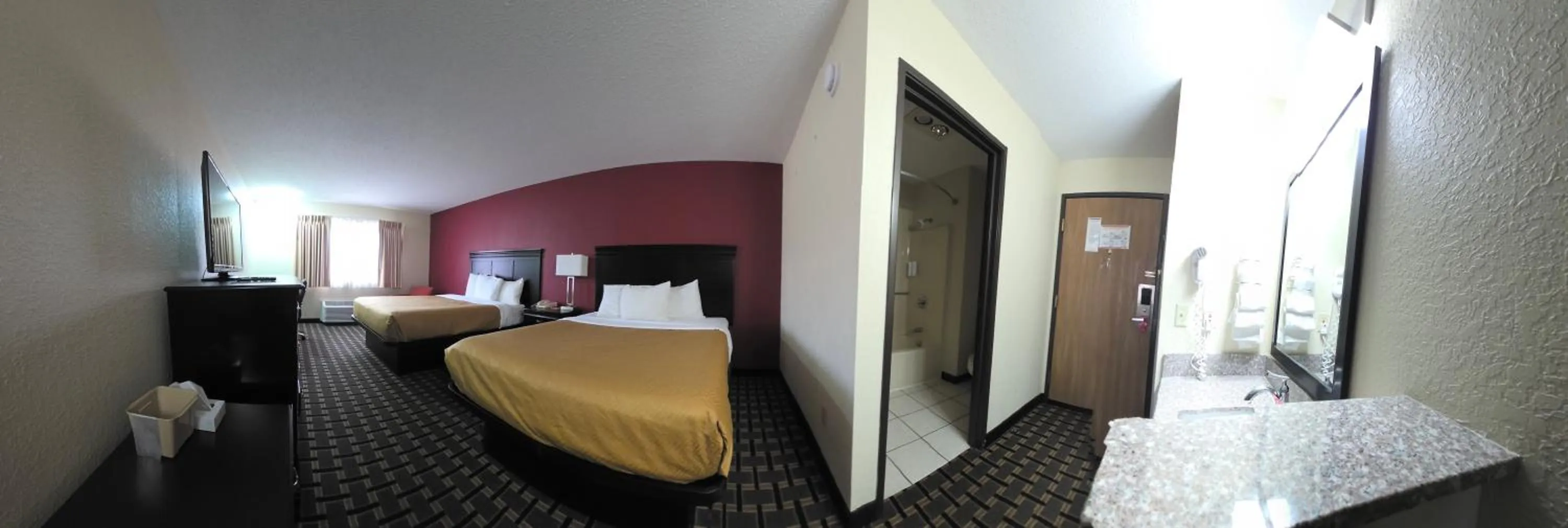 Bed in Econo Lodge Inn & Suites Wisconsin Dells