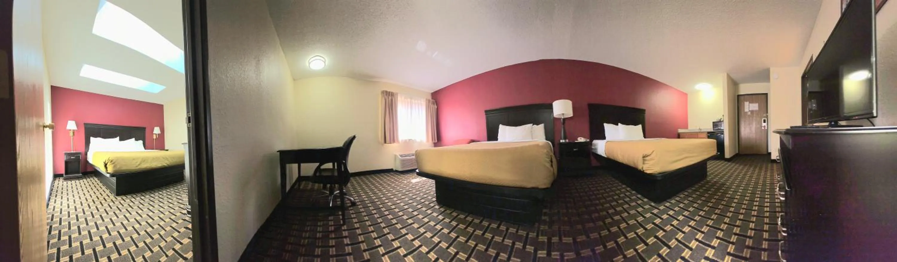 Bed in Econo Lodge Inn & Suites Wisconsin Dells