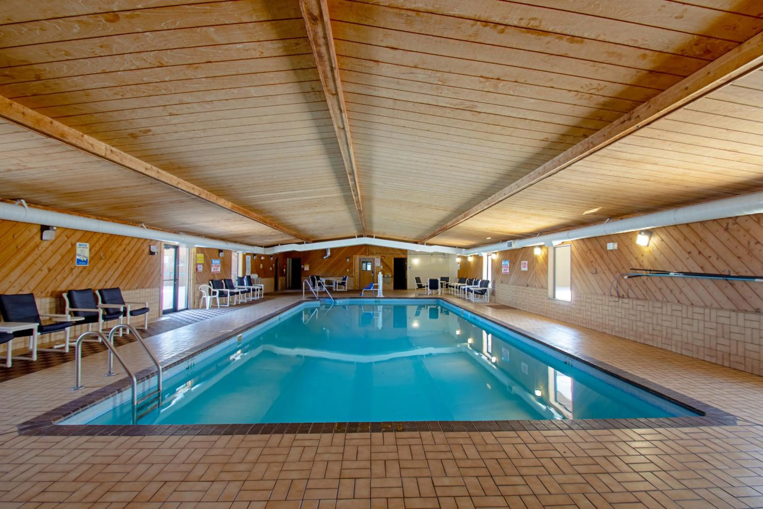 Swimming pool in Econo Lodge Inn & Suites Wisconsin Dells