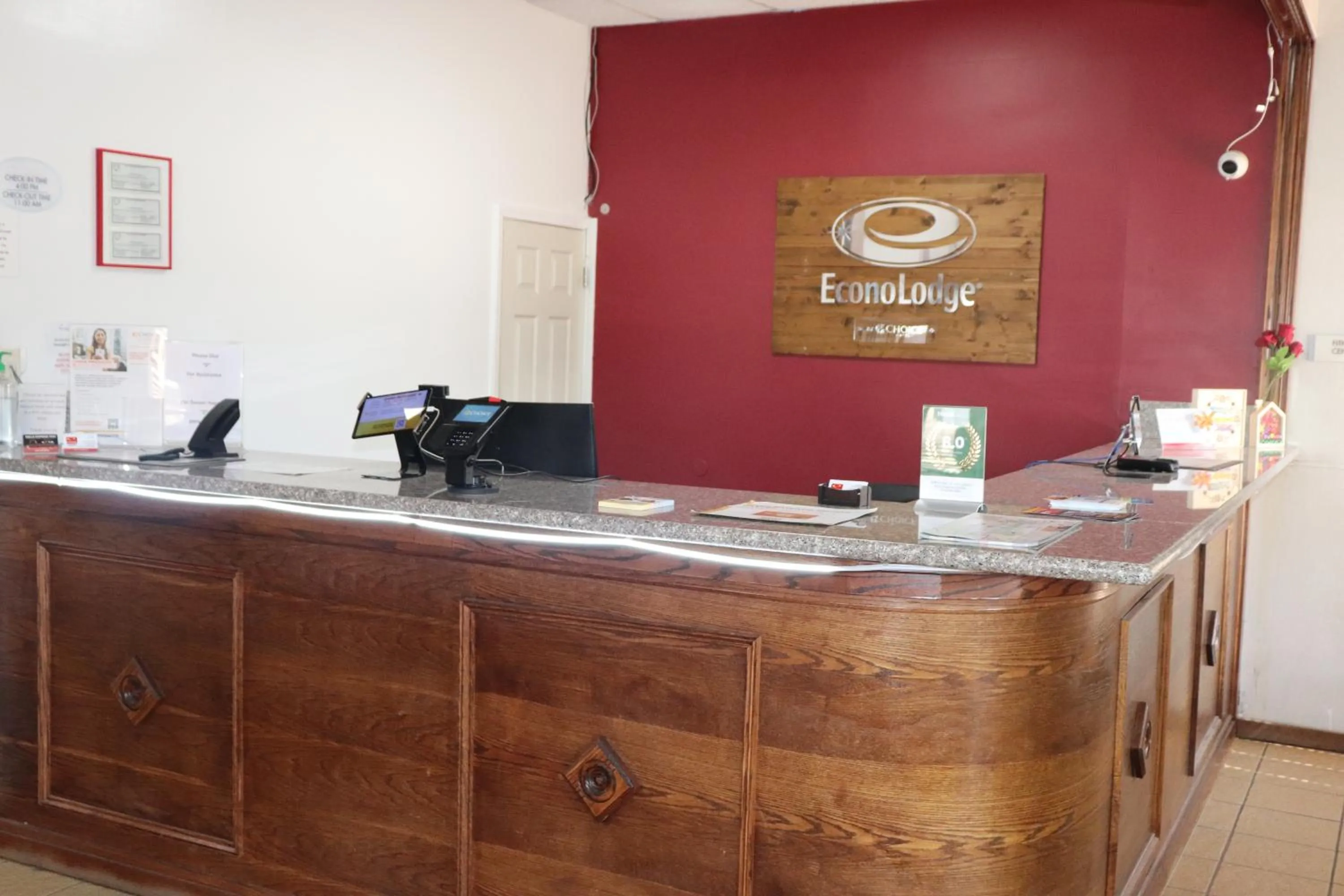 Logo/Certificate/Sign in Econo Lodge Inn & Suites Wisconsin Dells