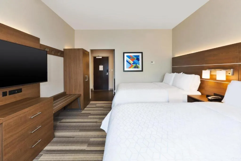 Bed in Holiday Inn Express & Suites - Milan - Sandusky Area by IHG