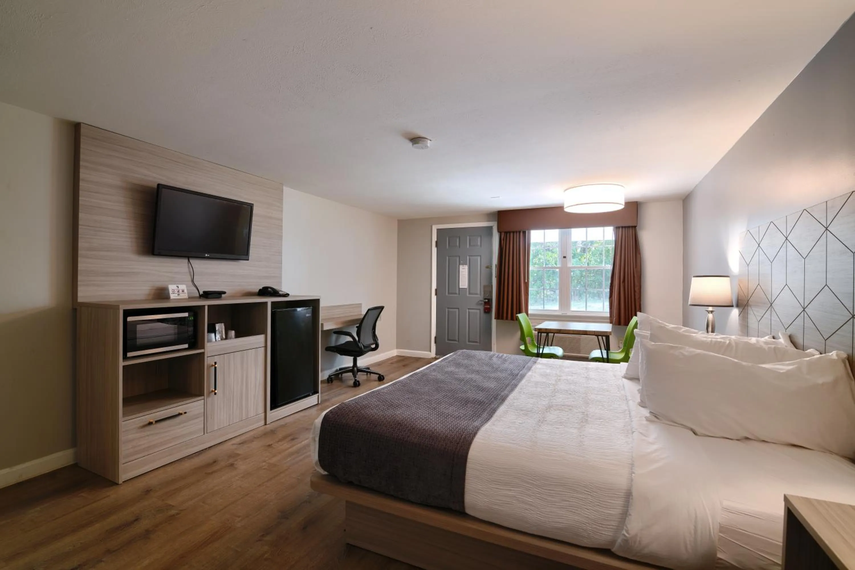 Bed in Knight's Inn Boston/Danvers