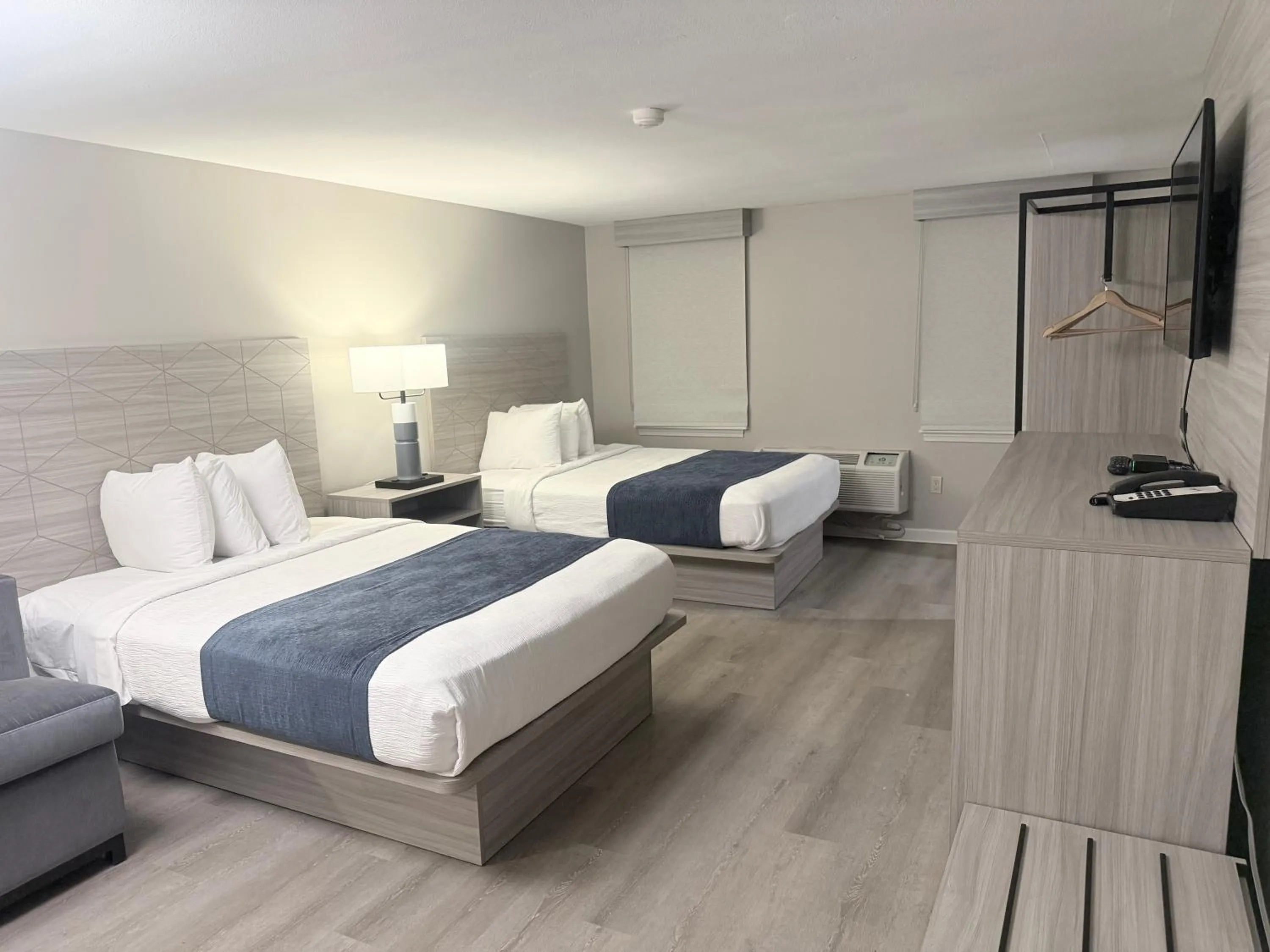 Bed in Knight's Inn Boston/Danvers