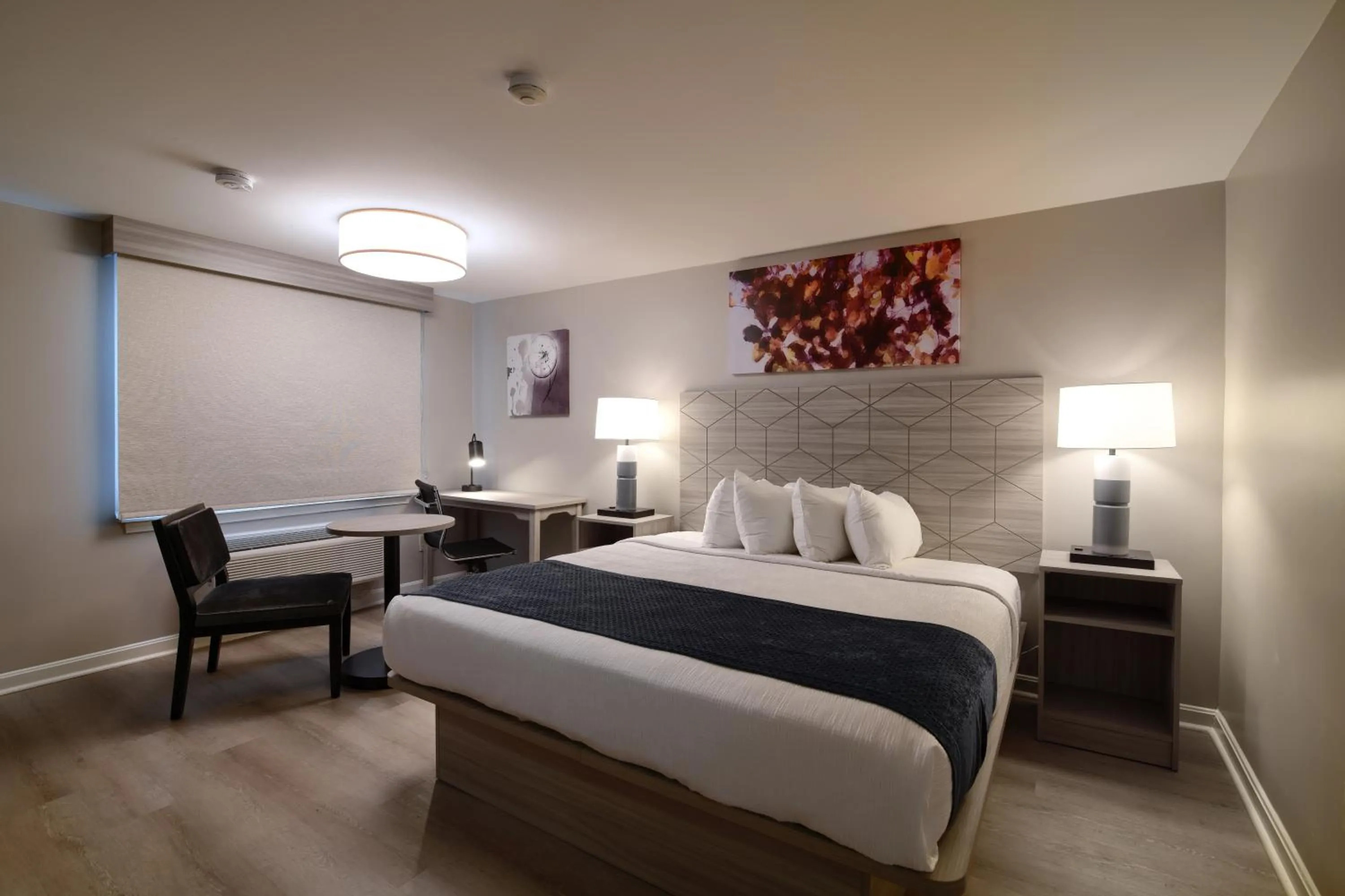 Bed in Knight's Inn Boston/Danvers