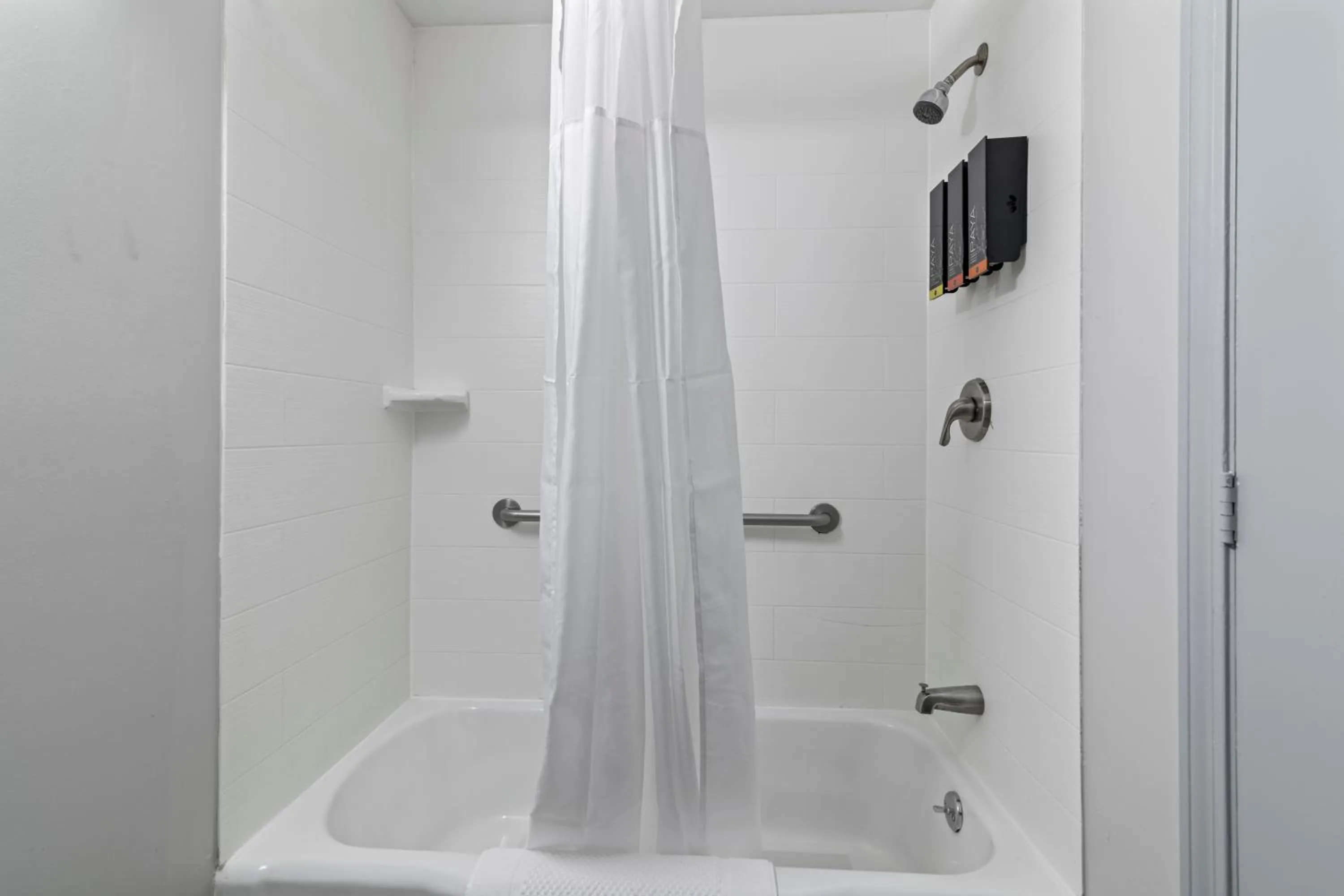 Bath in Knight's Inn Boston/Danvers