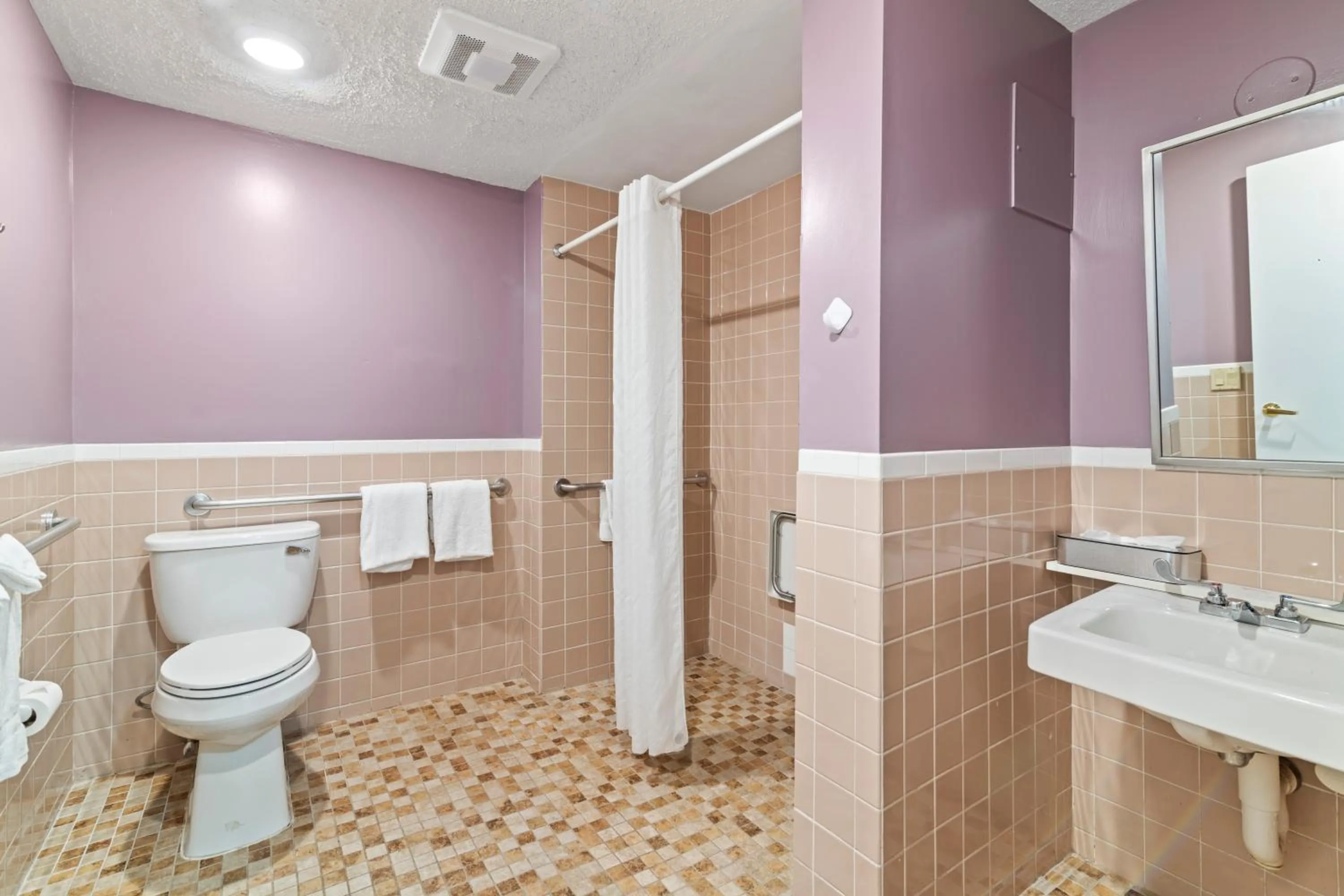 Shower in Knight's Inn Boston/Danvers