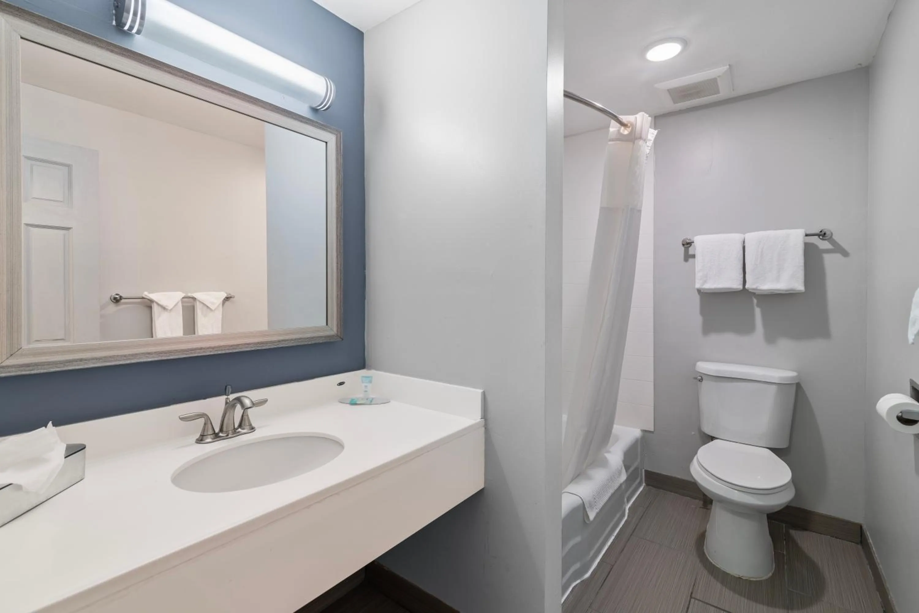 Shower in Knight's Inn Boston/Danvers