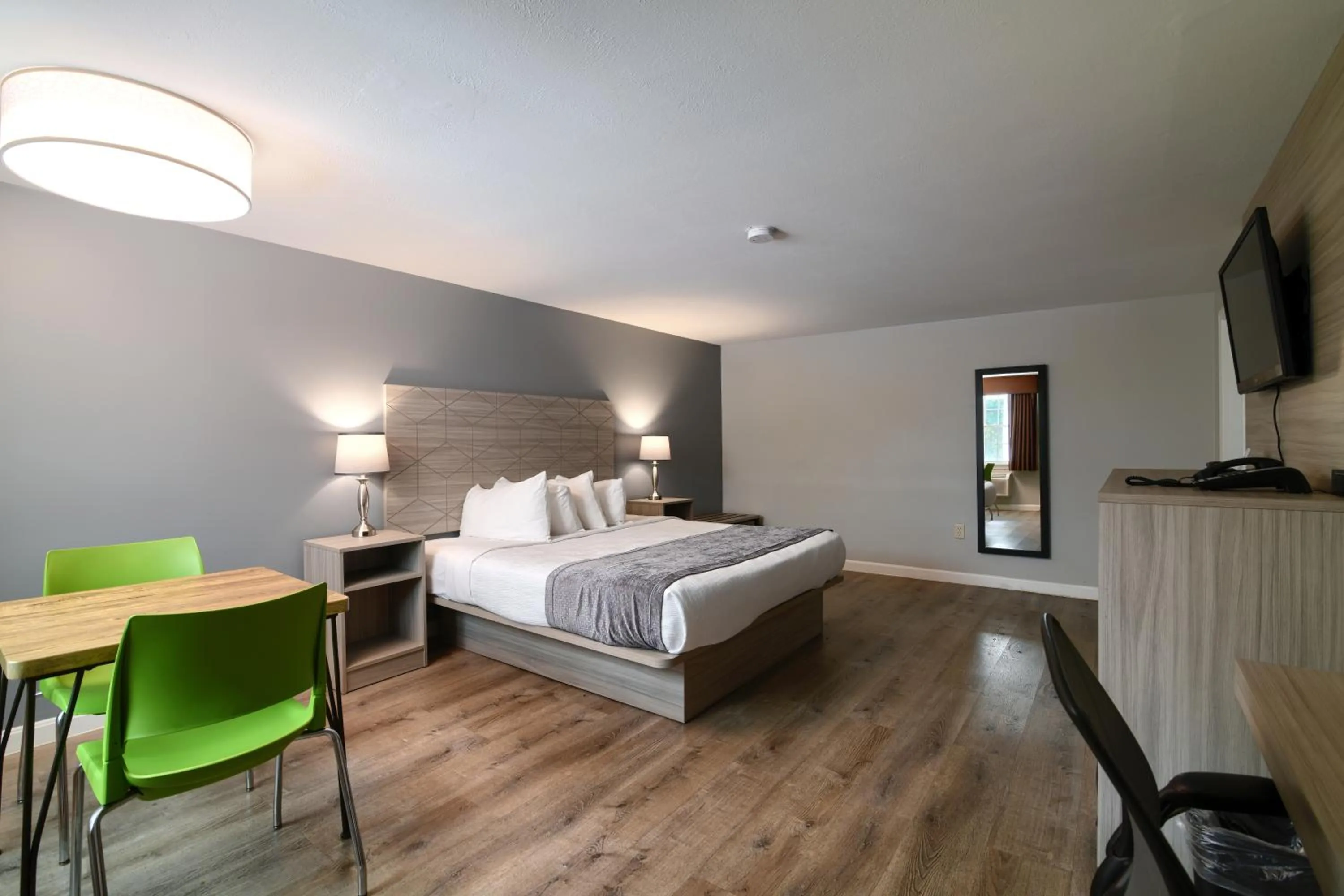 Bed in Knight's Inn Boston/Danvers