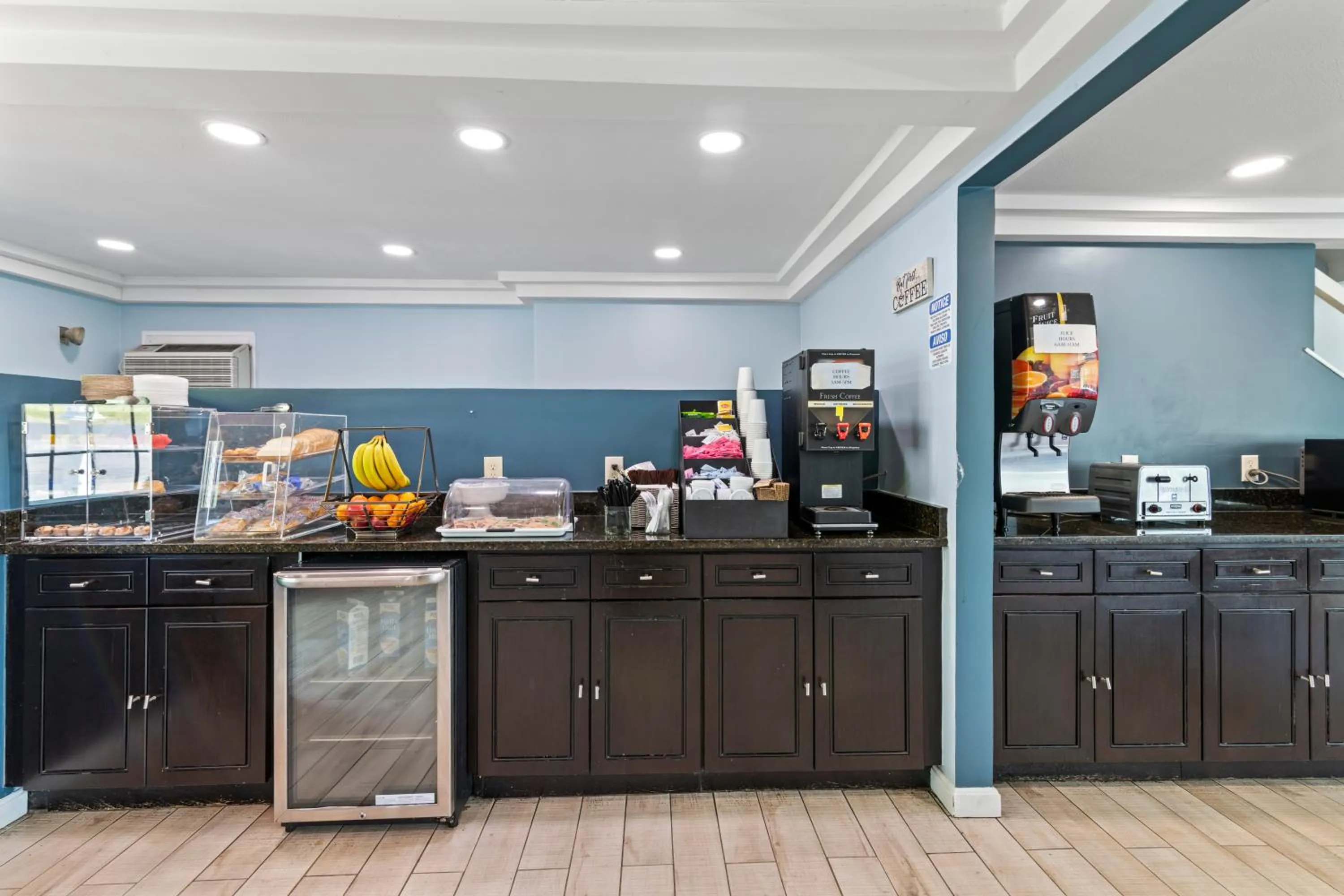 Coffee/tea facilities in Knight's Inn Boston/Danvers