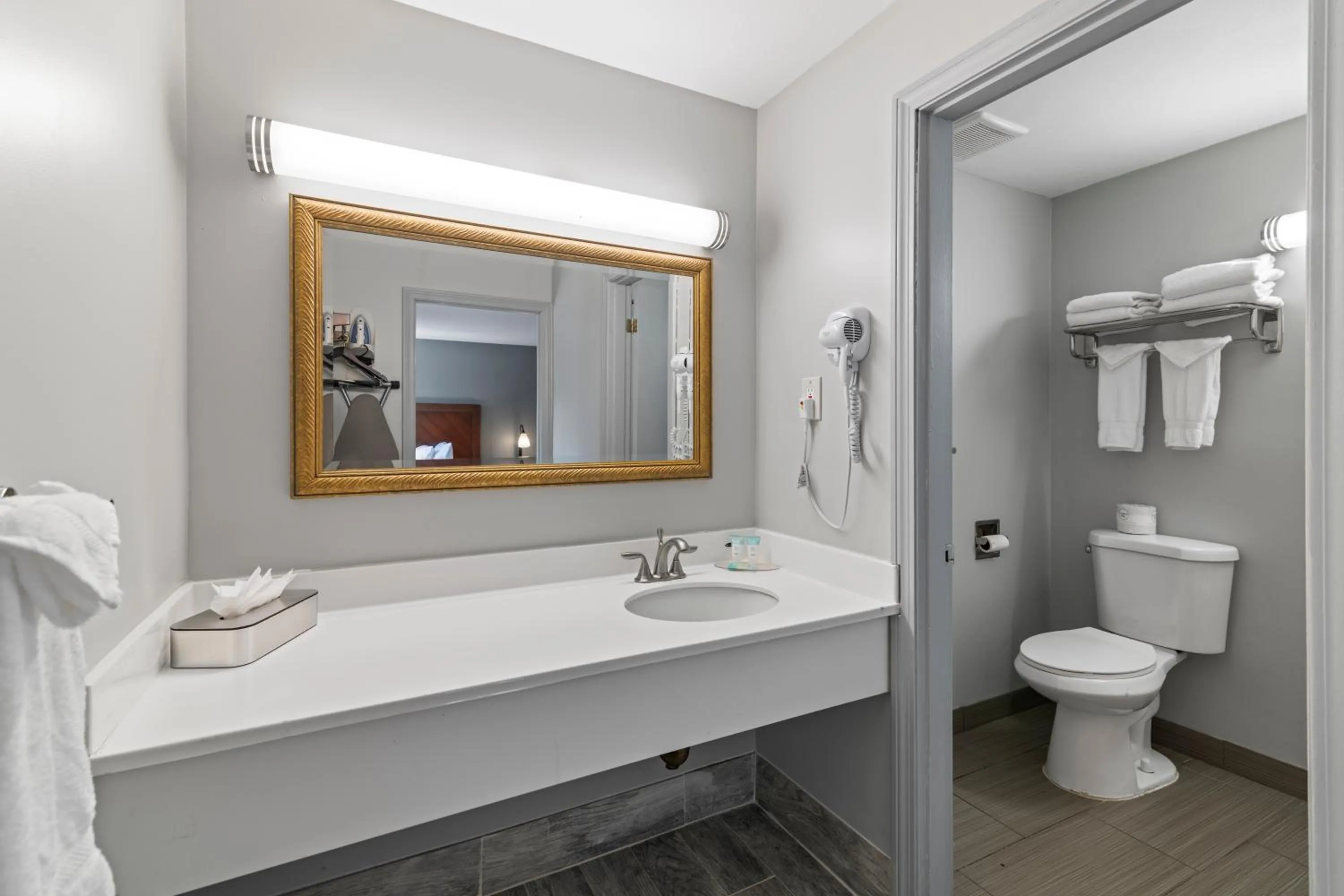 Toilet in Knight's Inn Boston/Danvers