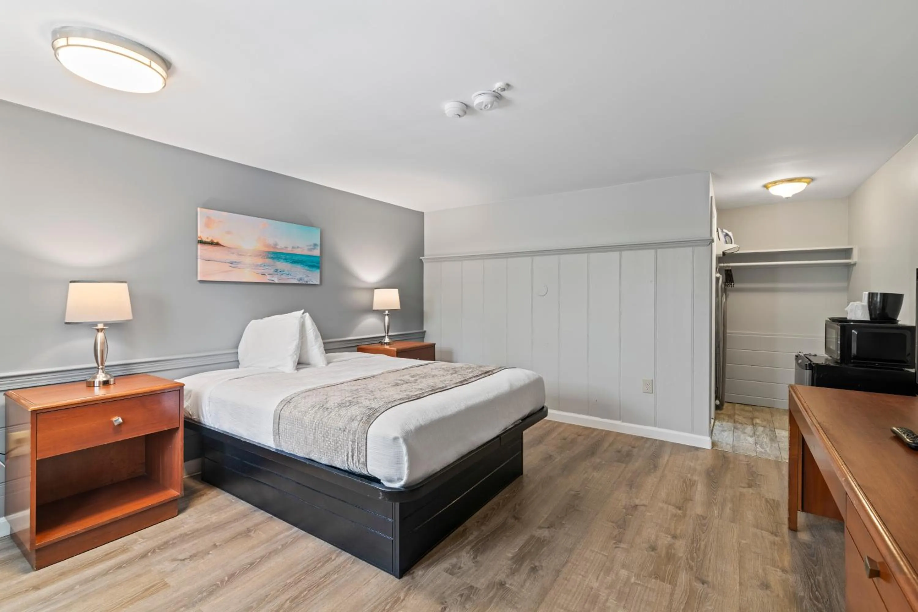 Bed in Knight's Inn Boston/Danvers