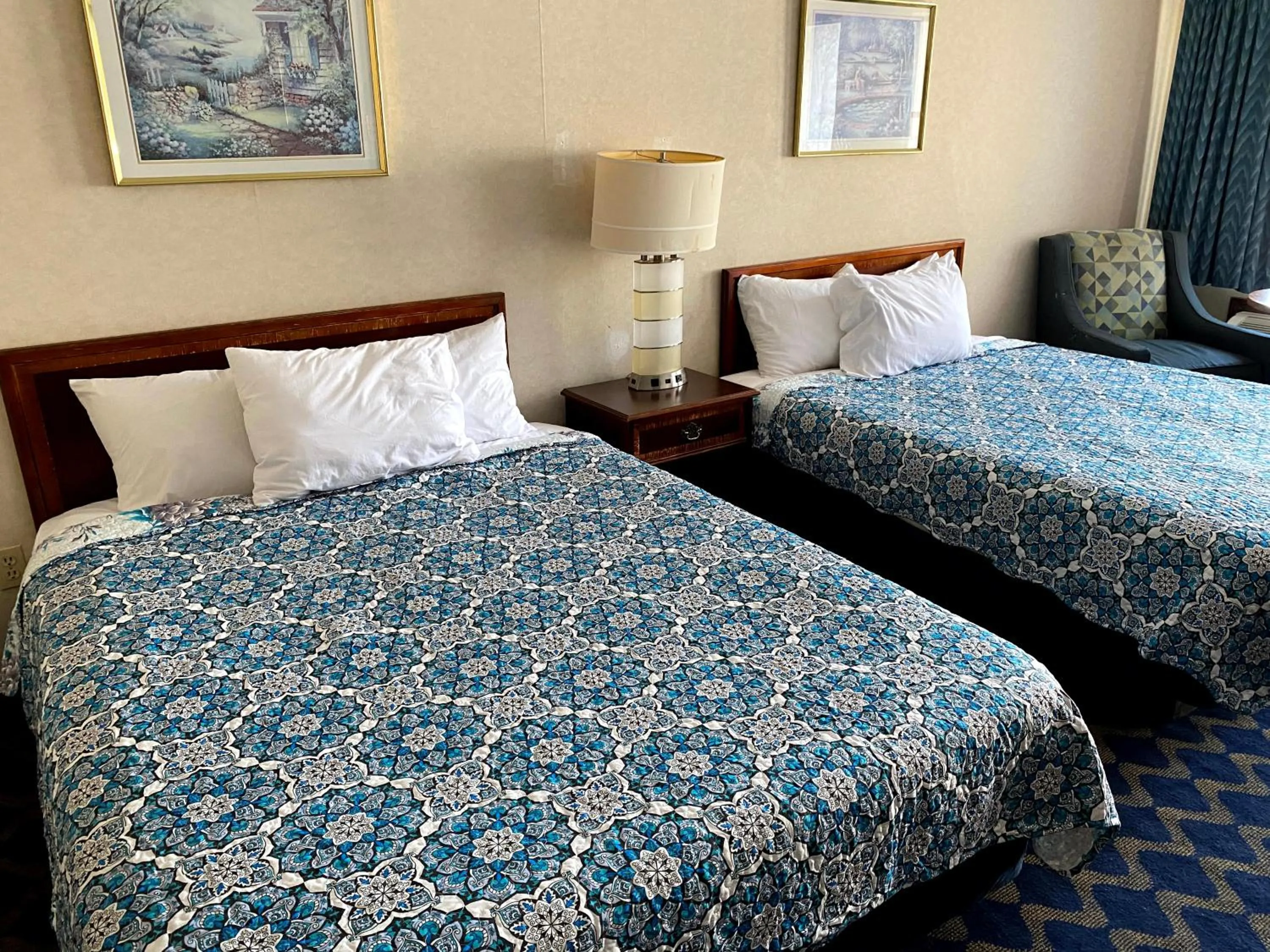 Bed in Economy Lodge 682 Main St Sturbridge