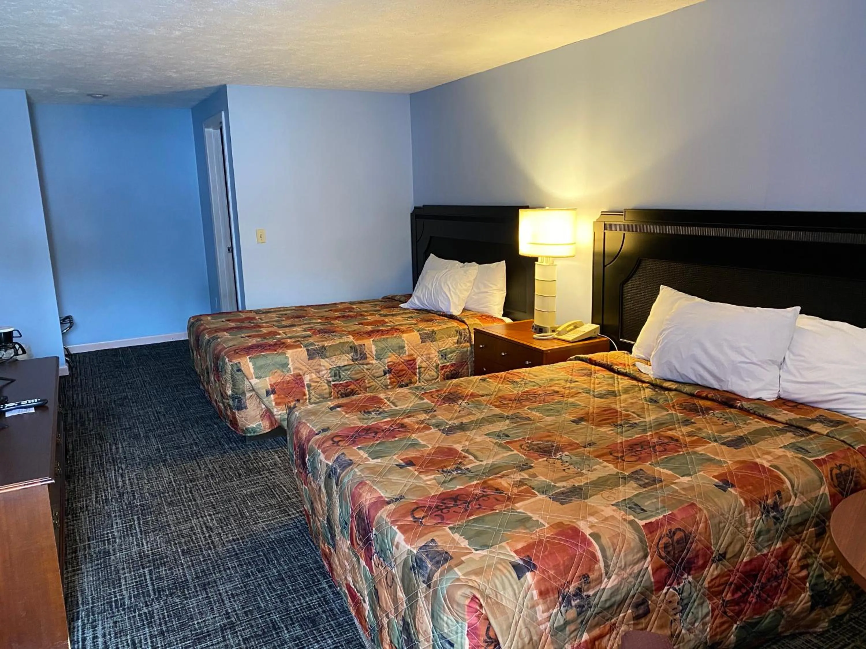 Bed in Economy Lodge 682 Main St Sturbridge