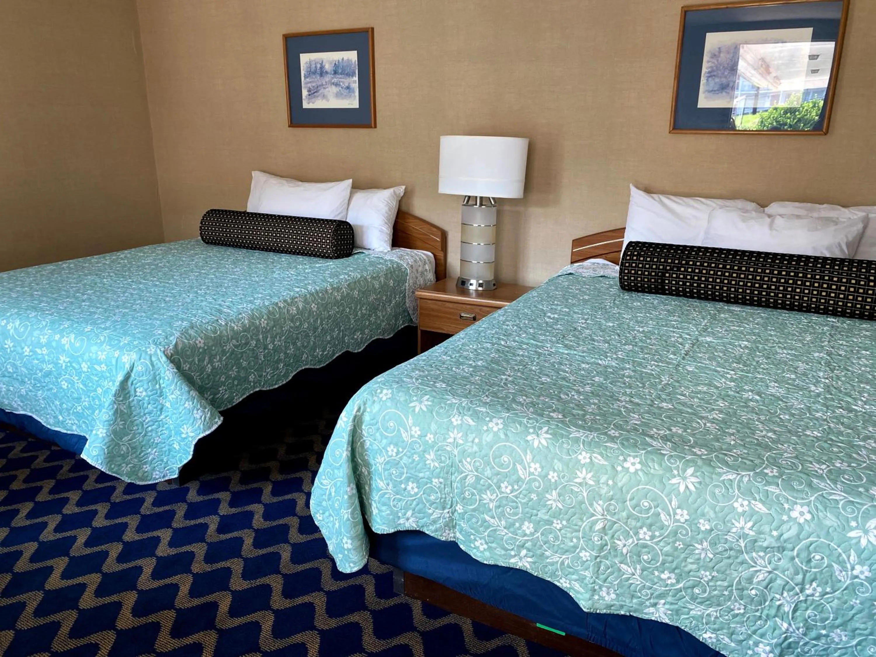 Bed in Economy Lodge 682 Main St Sturbridge