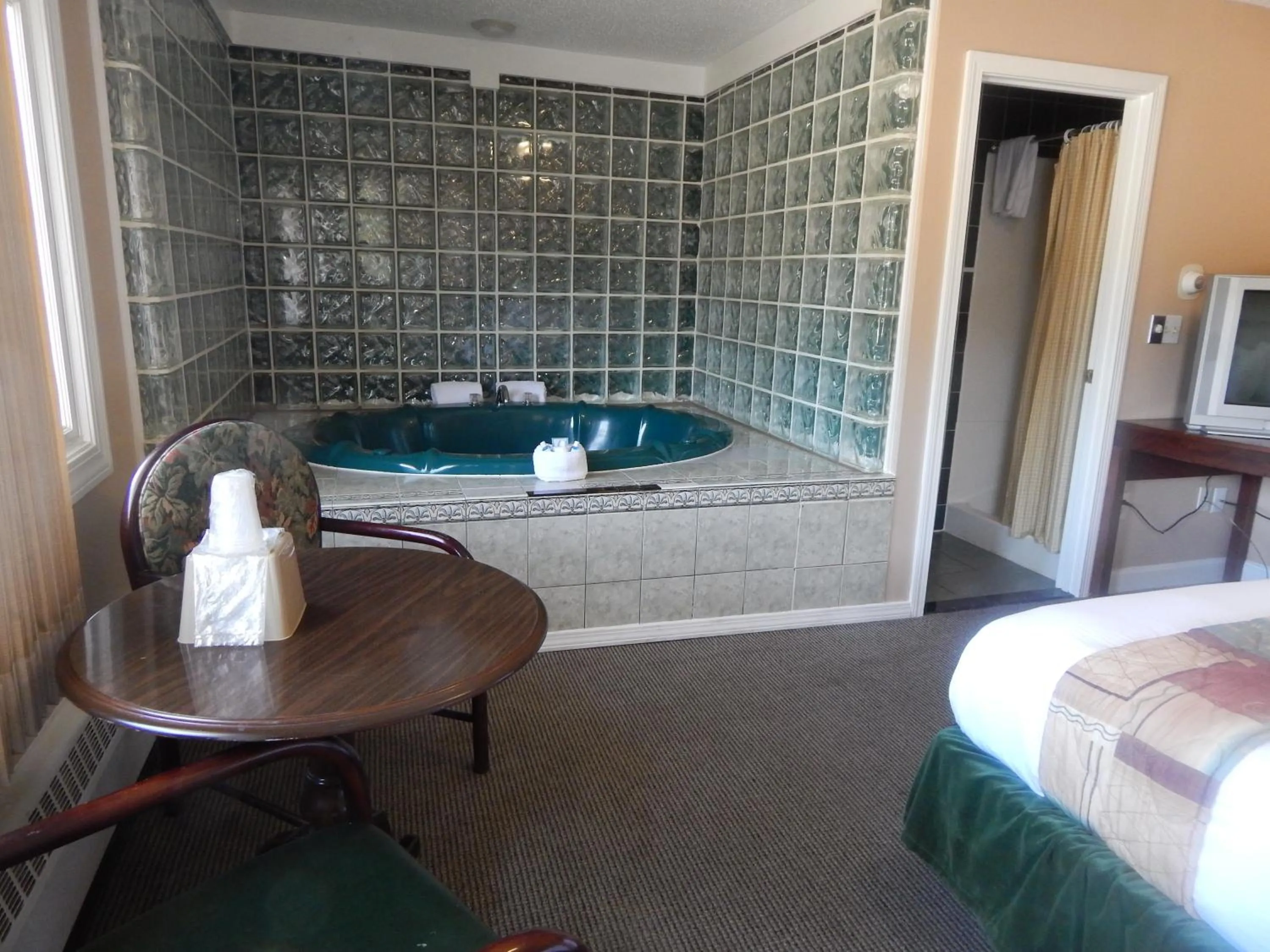 Hot Tub, Bed in Capri Motel