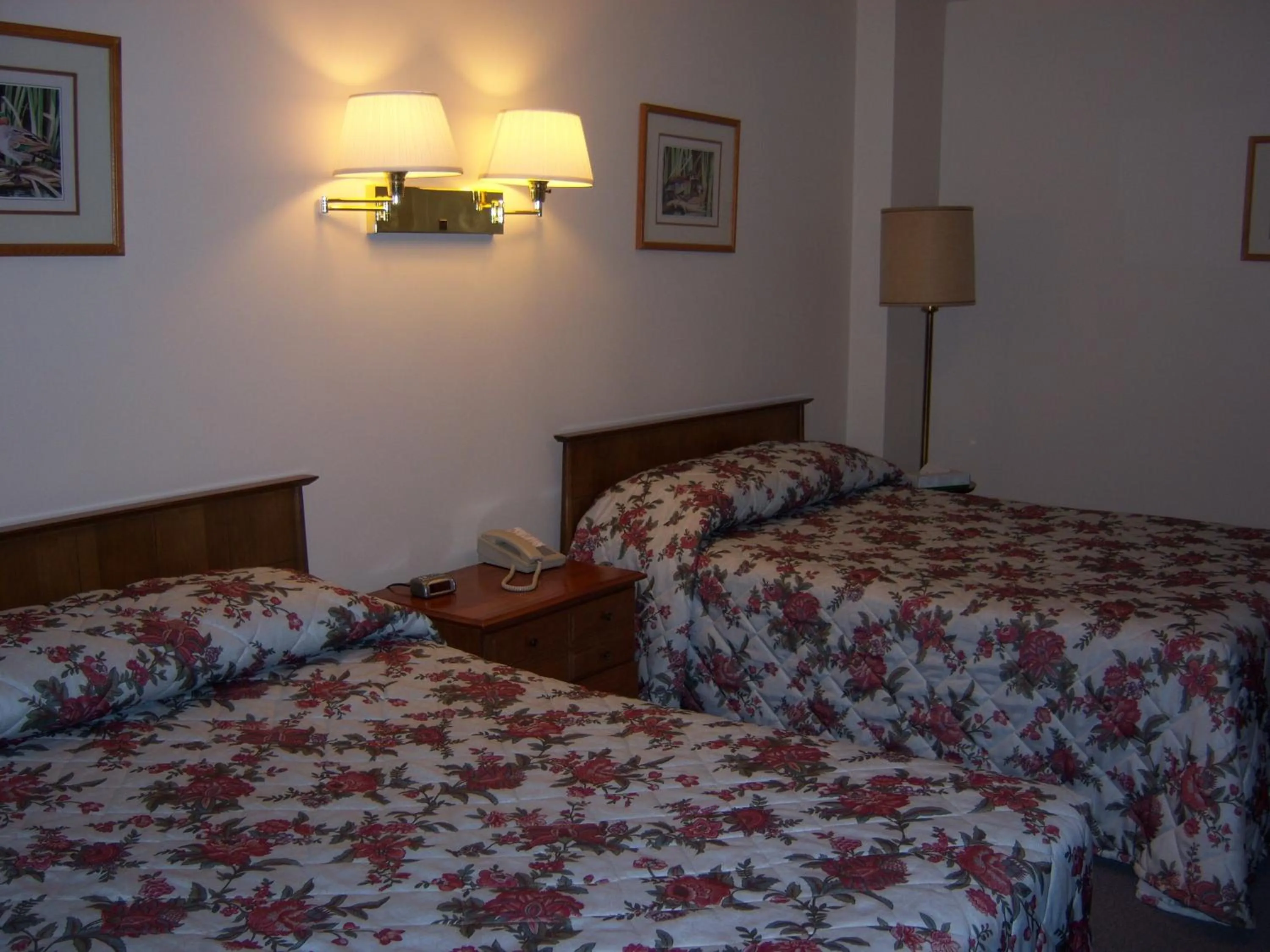 Bedroom, Bed in Travelers Inn Motel