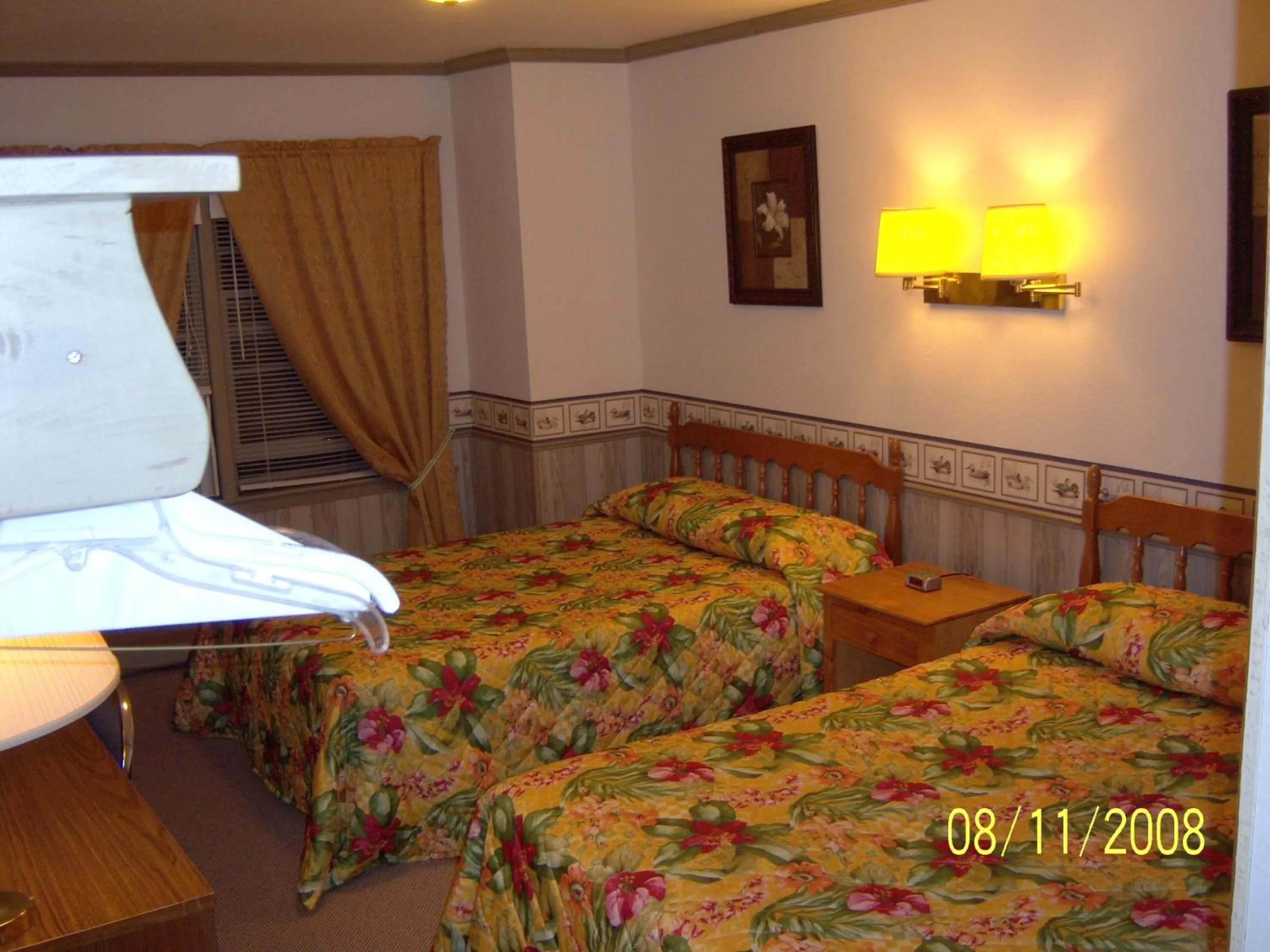 Bedroom, Bed in Travelers Inn Motel