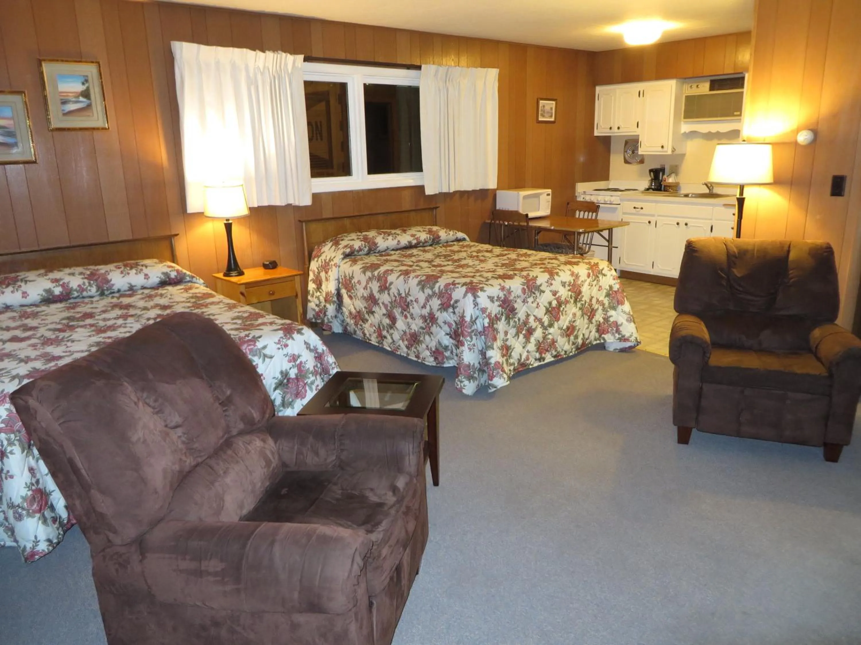 Photo of the whole room in Travelers Inn Motel