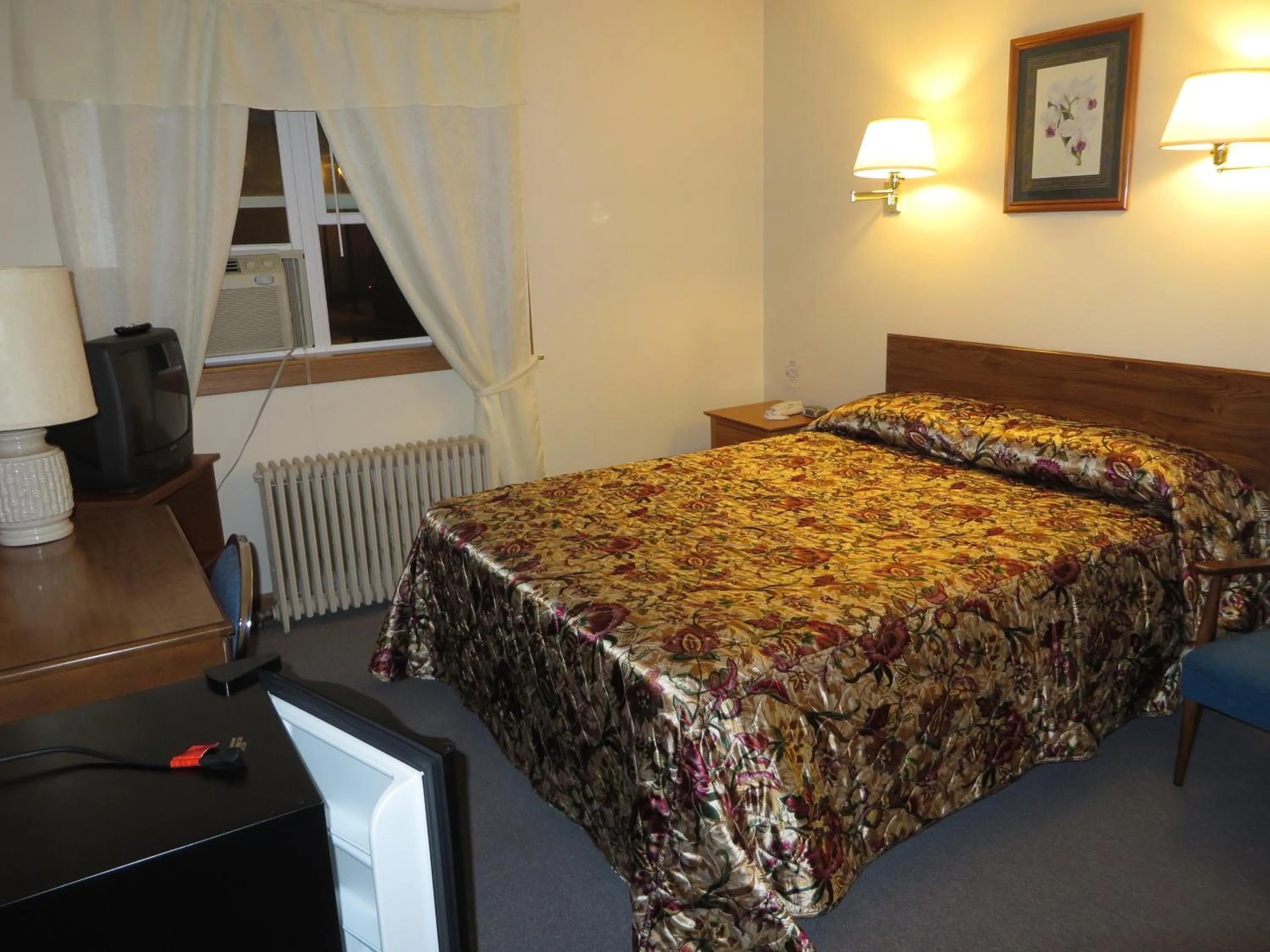 Bedroom, Bed in Travelers Inn Motel