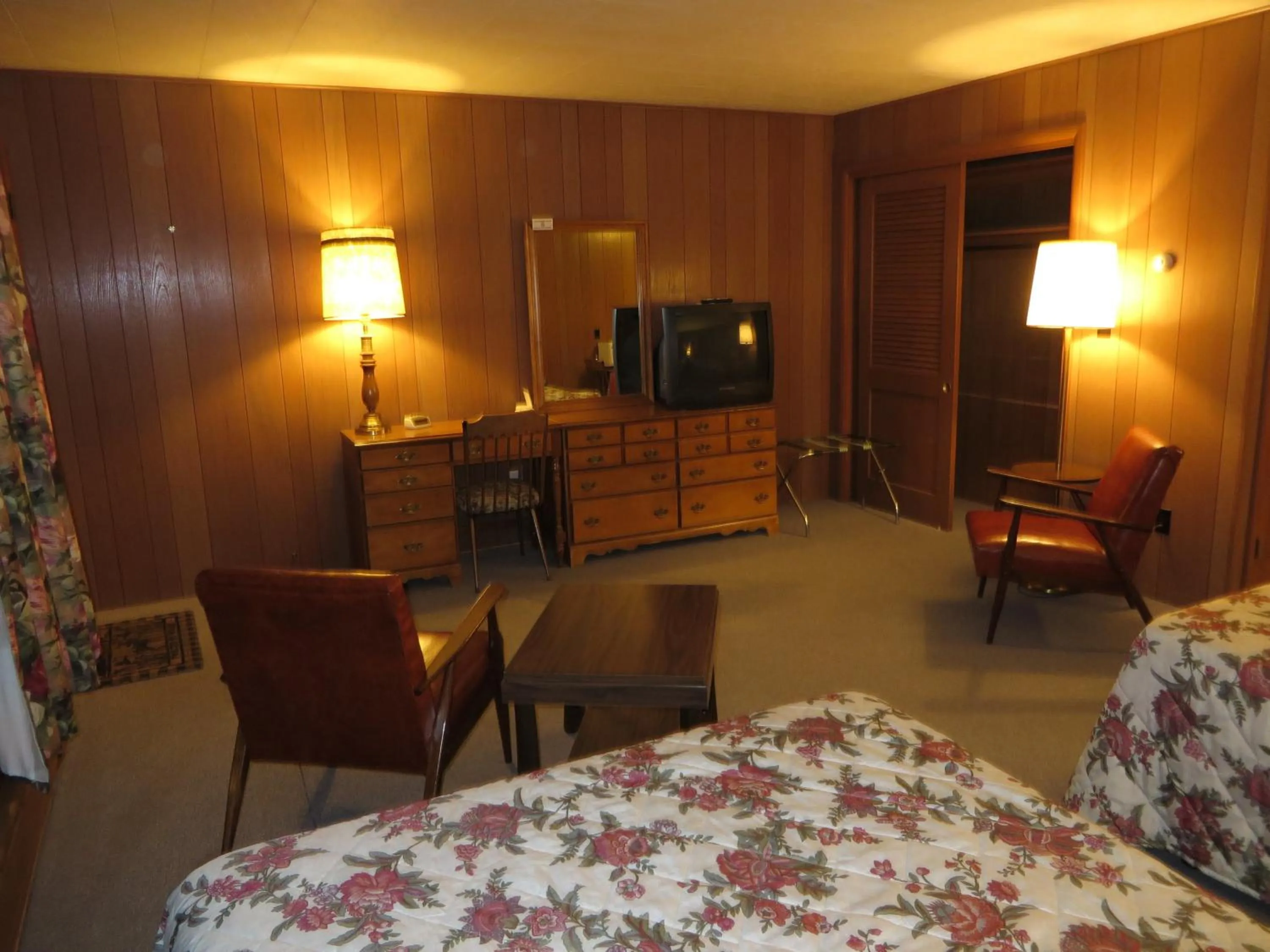 Bedroom, Bed in Travelers Inn Motel