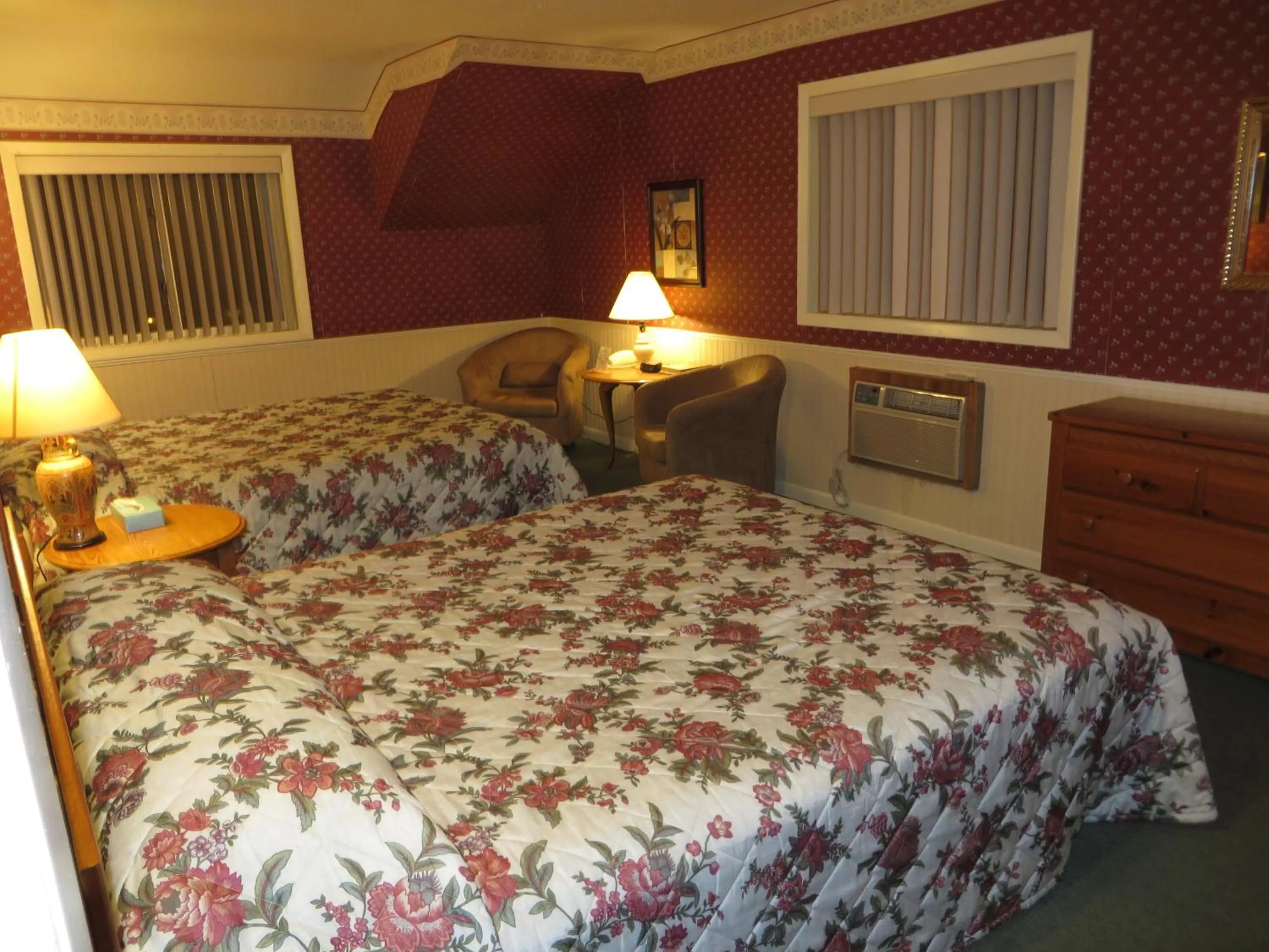Bedroom, Bed in Travelers Inn Motel