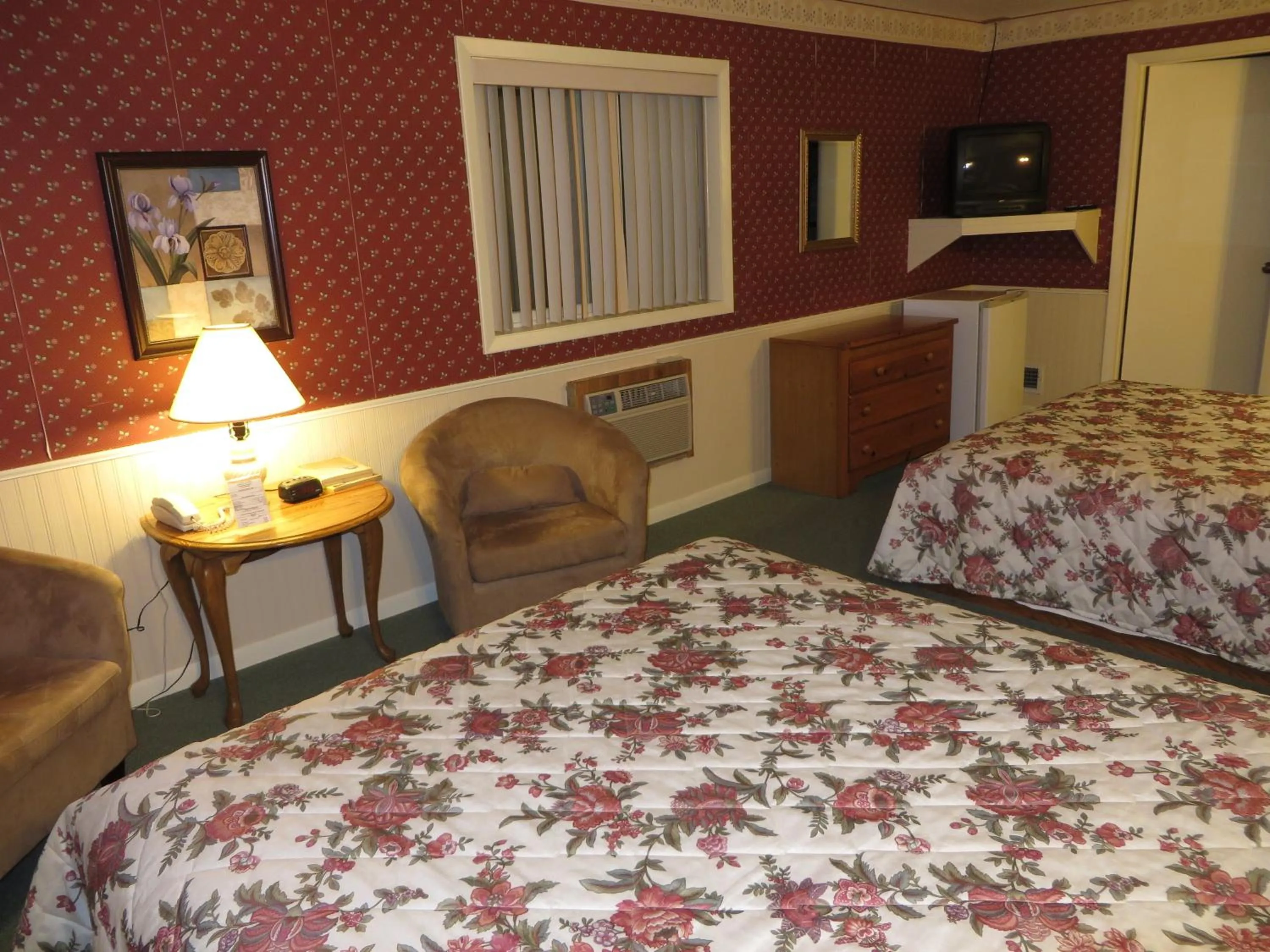 Bedroom, Bed in Travelers Inn Motel