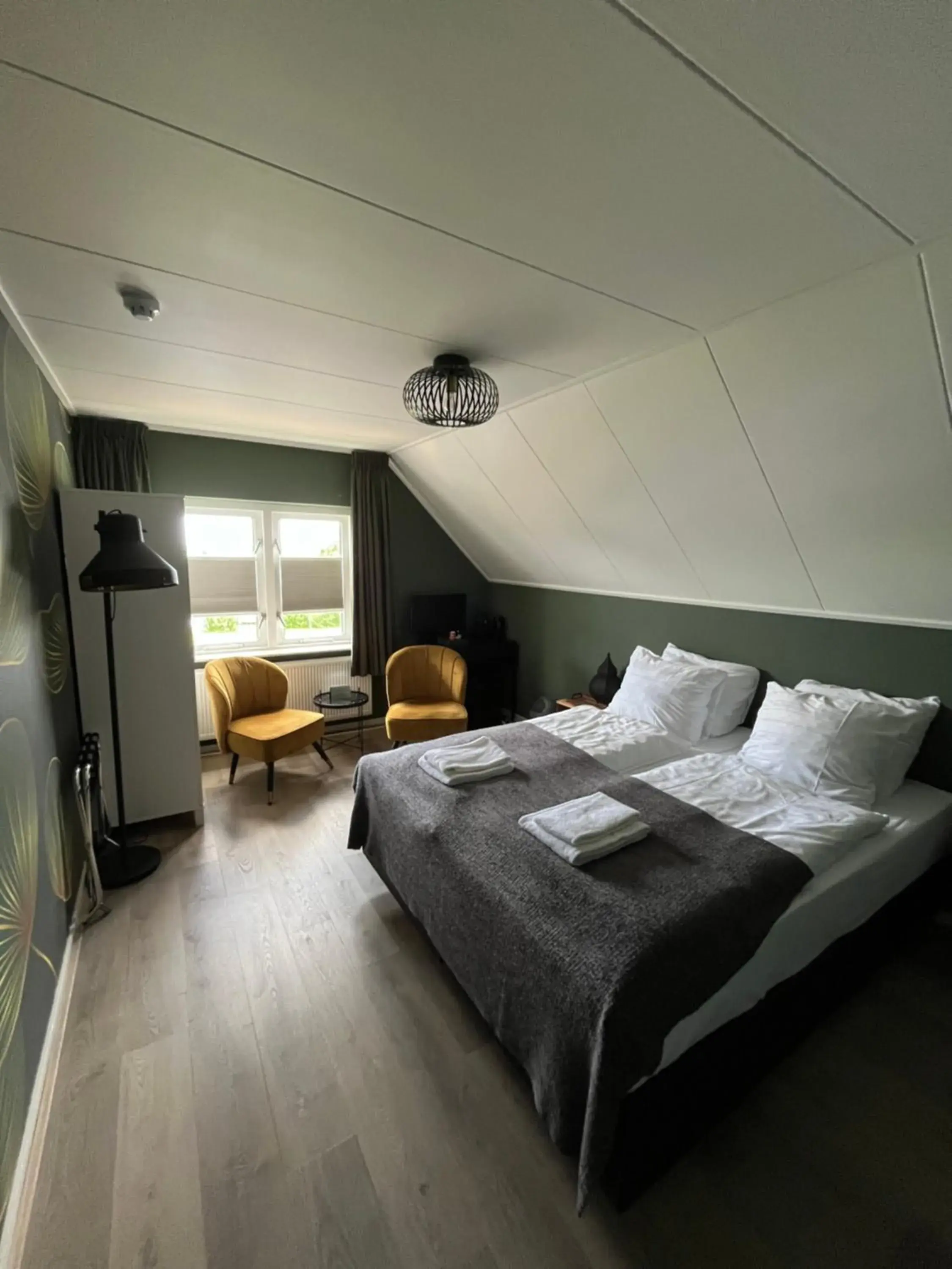 Twin Room with Water View in Hotel de Pergola Twin Room with Water View in Hotel de Pergola