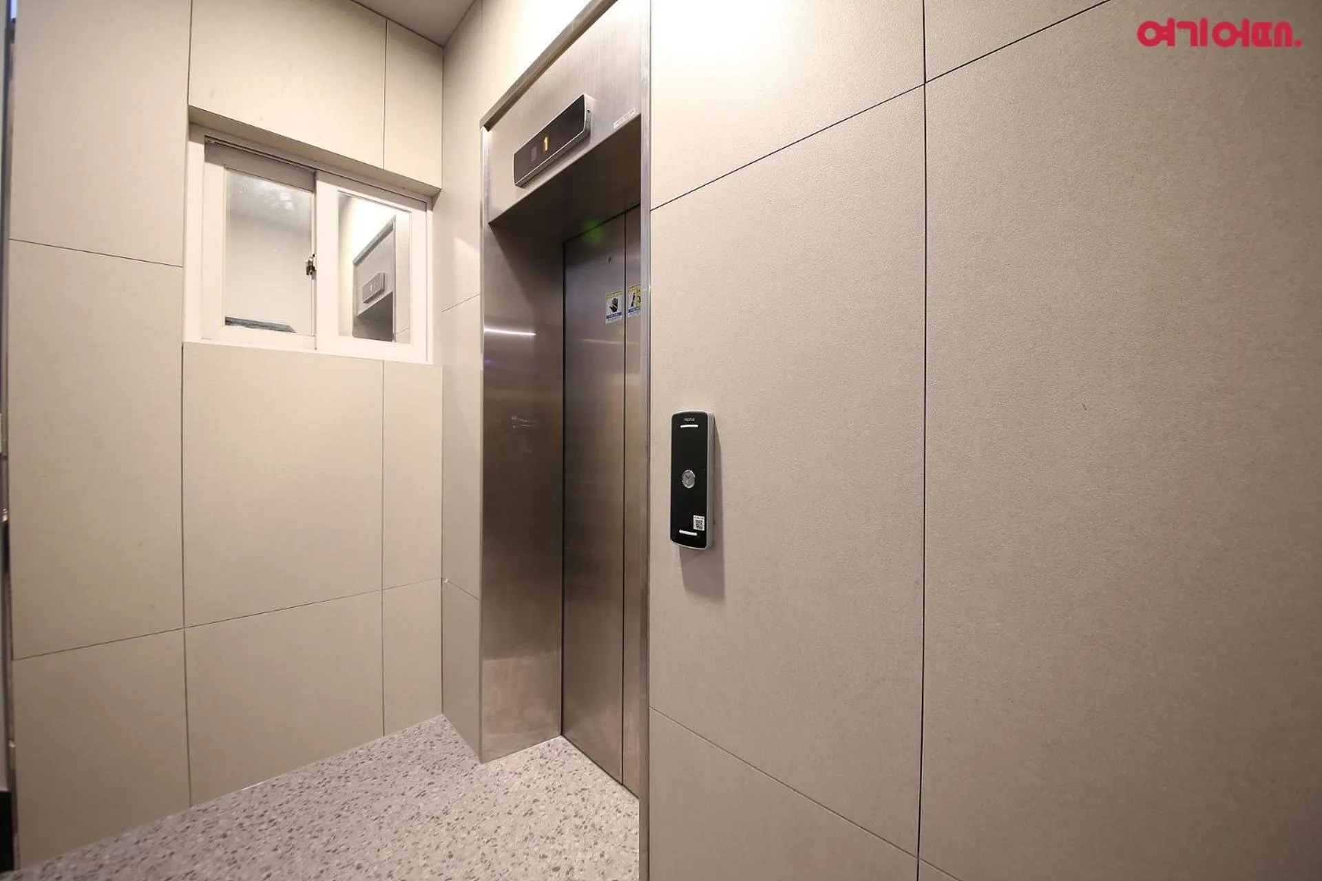 elevator in Number 25 Hotel