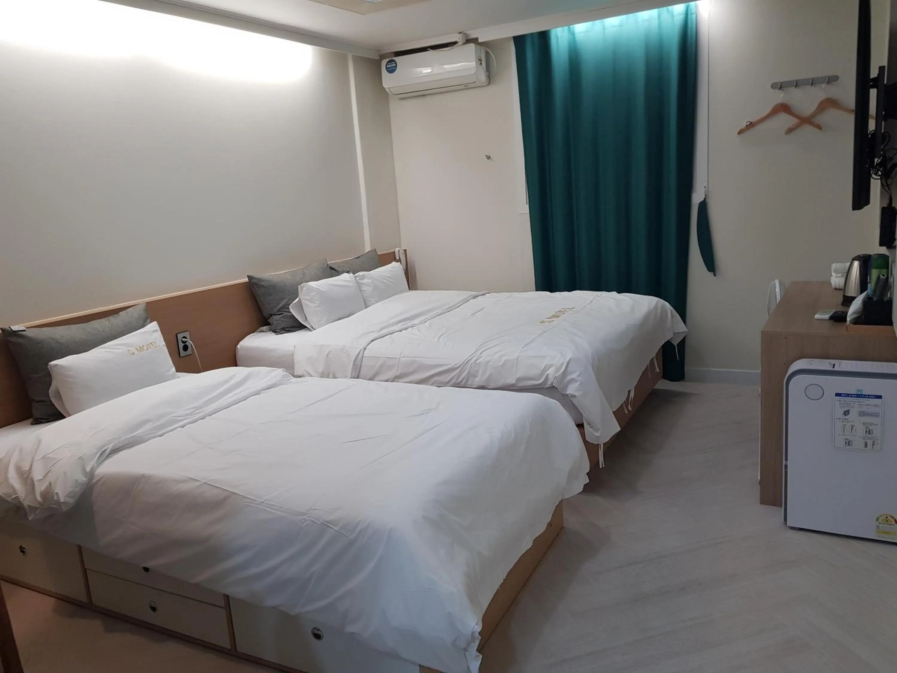 Property building, Bed in Number 25 Hotel